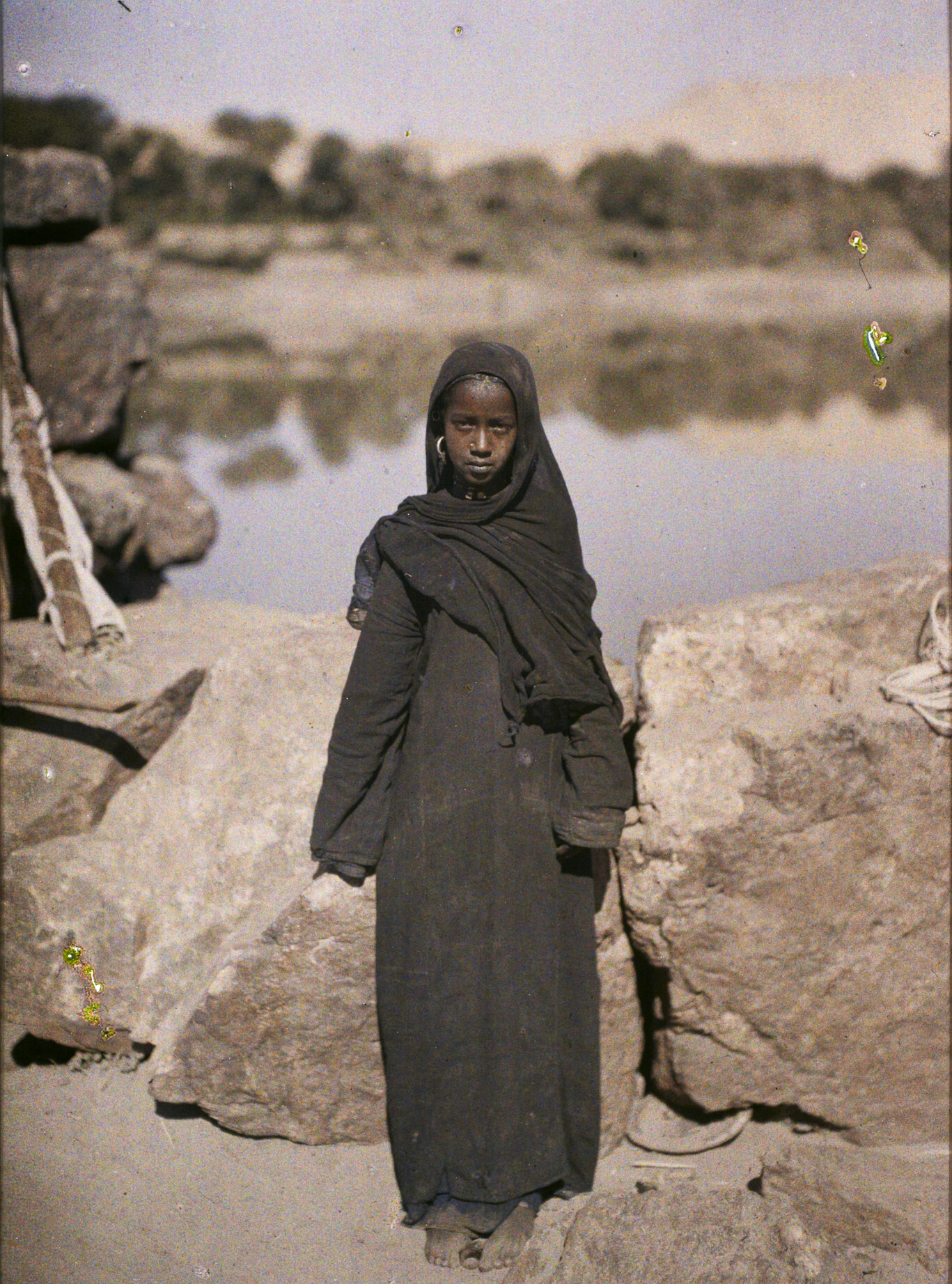 Асуан, Египет. Молодая девушка из Асуана на берегу Нила, 1914 год, автор Огюст Леон (автохром)