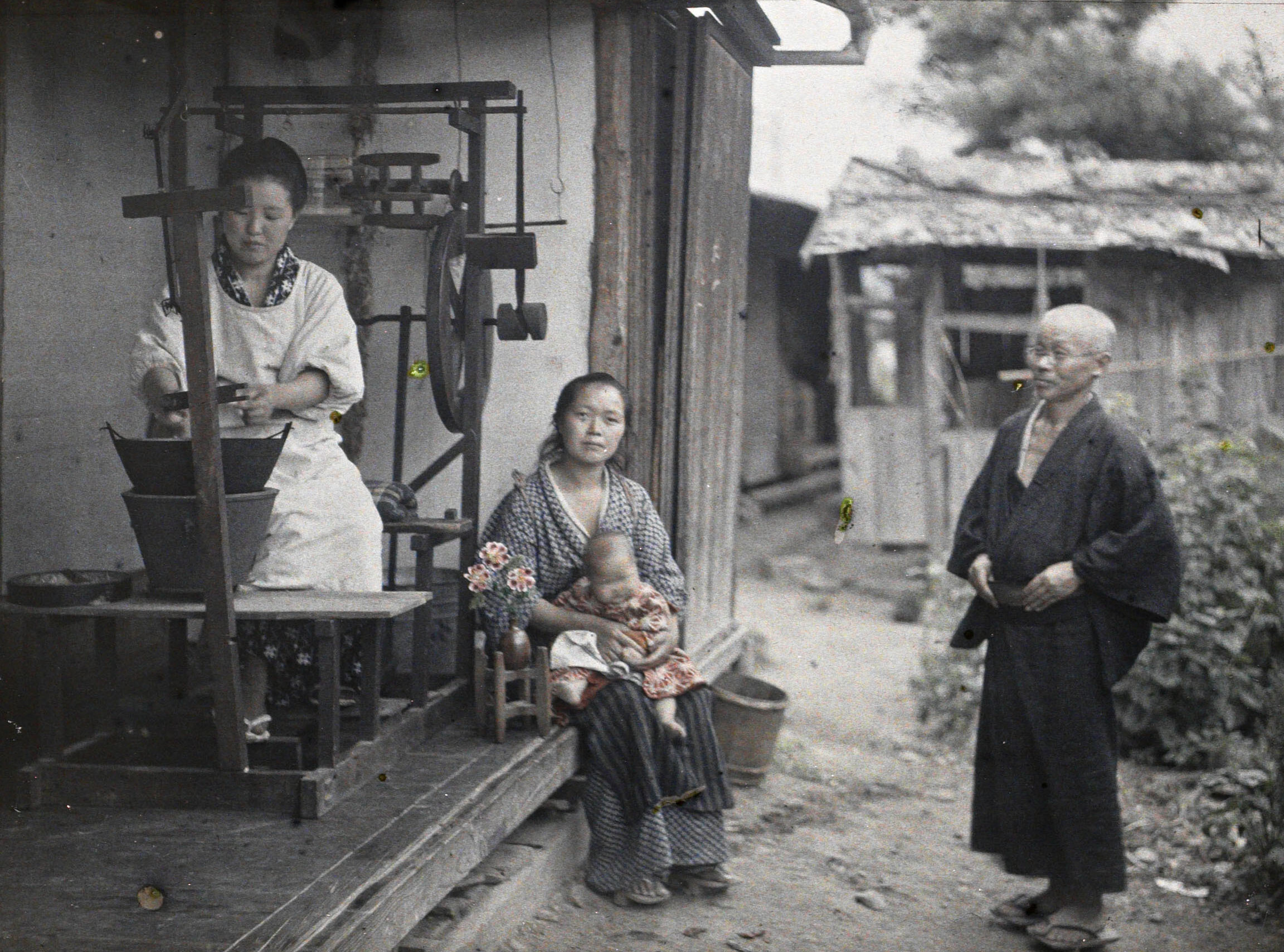 Асама-Онсэн, недалеко от Мацумото, Япония. Разматывание шелковых коконов на большую катушку, 1926 год, автор Роджер Дюма (автохром)