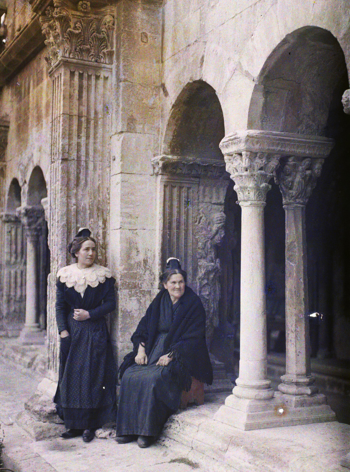 Арль, Франция. Портрет арлезианок, мадам Аллеман и мадам Мари Бюссе, 1916 год, автор Огюст Леон (автохром)
