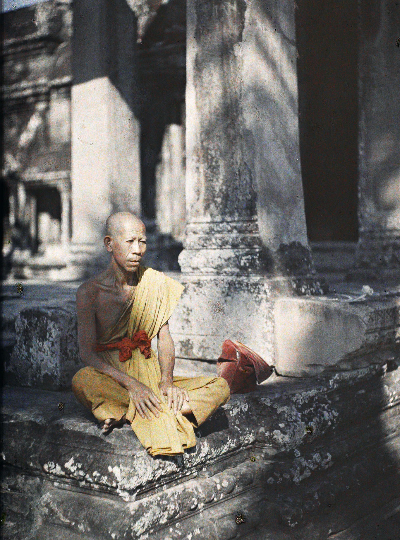 Ангкор, Камбоджа, Индокитай. Пожилой монах, 1921 год, автор Леон Бизи (автохром)