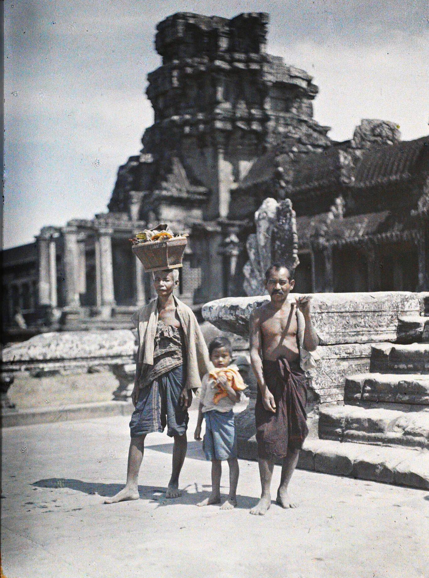 Ангкор, Камбоджа, Индокитай. Камбоджийская семья в путешествии, 1921 год, автор Леон Бизи (автохром)