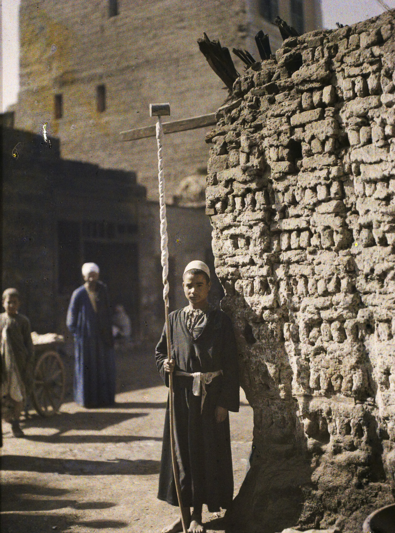 Аль-Минья, Египет. Уличный продавец нуги, 1914 год, автор Огюст Леон (автохром)