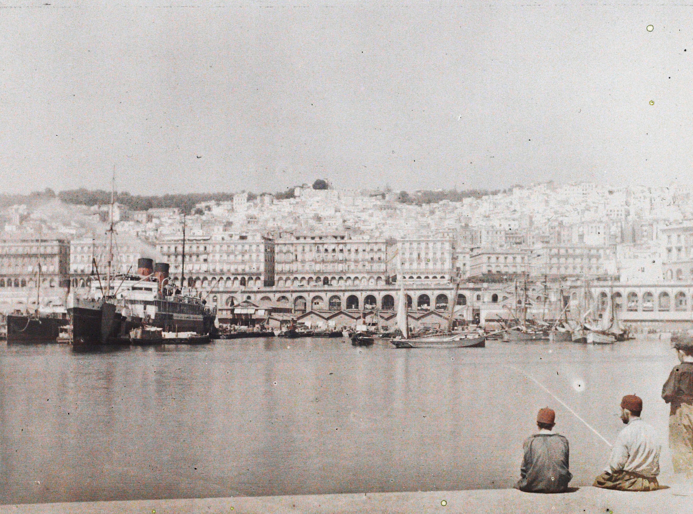 Алжир, Алжир. Панорамный вид на порт, 1909 год, автор Куртельмон-Жерве Жюль (автохром)
