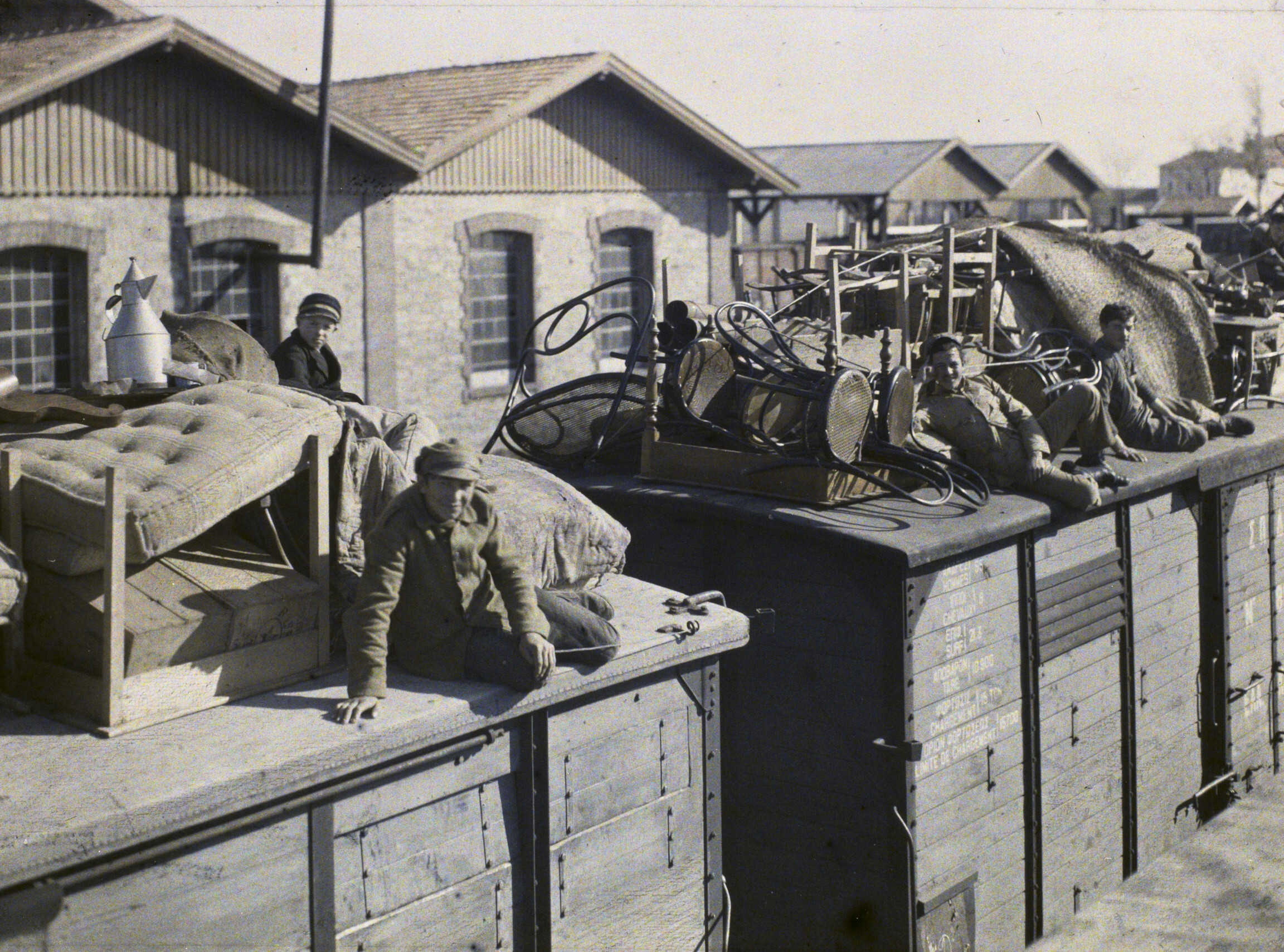 Адрианополь (Эдирне), Турция. Греки покидают город на крыше поезда, нагруженного мебелью, 1922 год, автор Фредерик Гадмер (автохром)