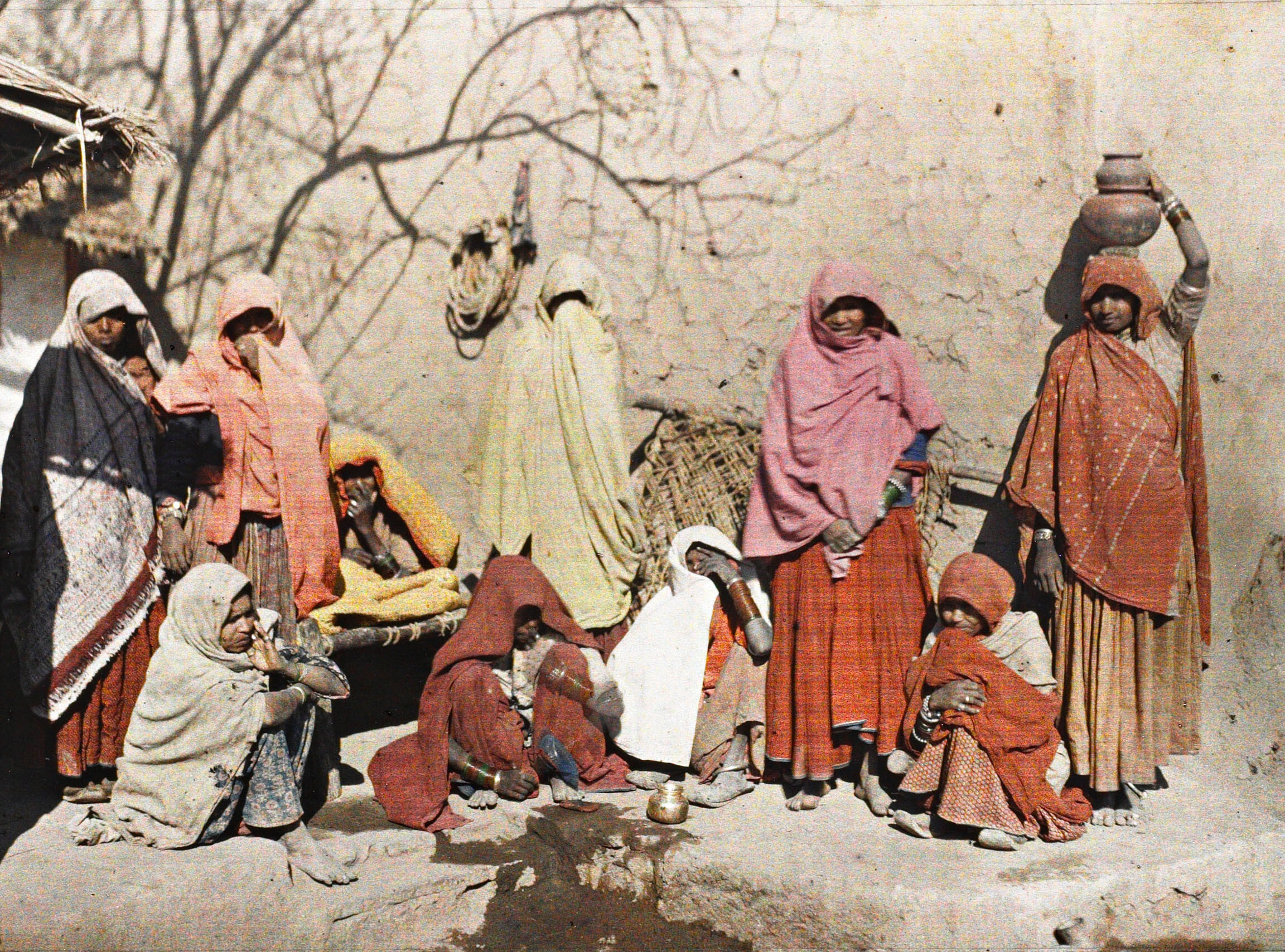Агра, Индия. Женщины возле водопоя, 1913 год, автор Стефан Пассе (автохром)