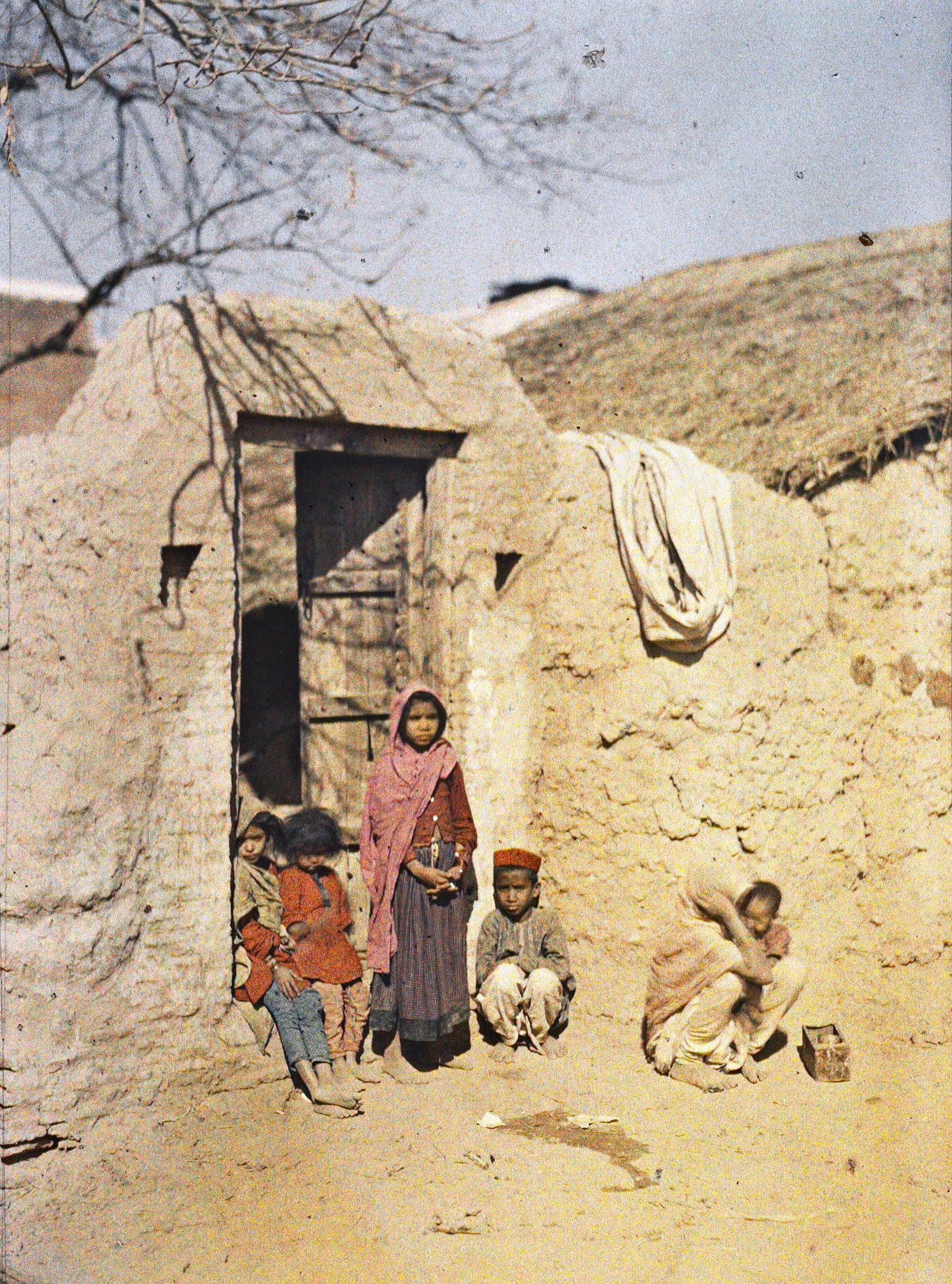 Агра, Индия. Женщина и дети у входа в дом, 1913 год, автор Стефан Пассе (автохром)