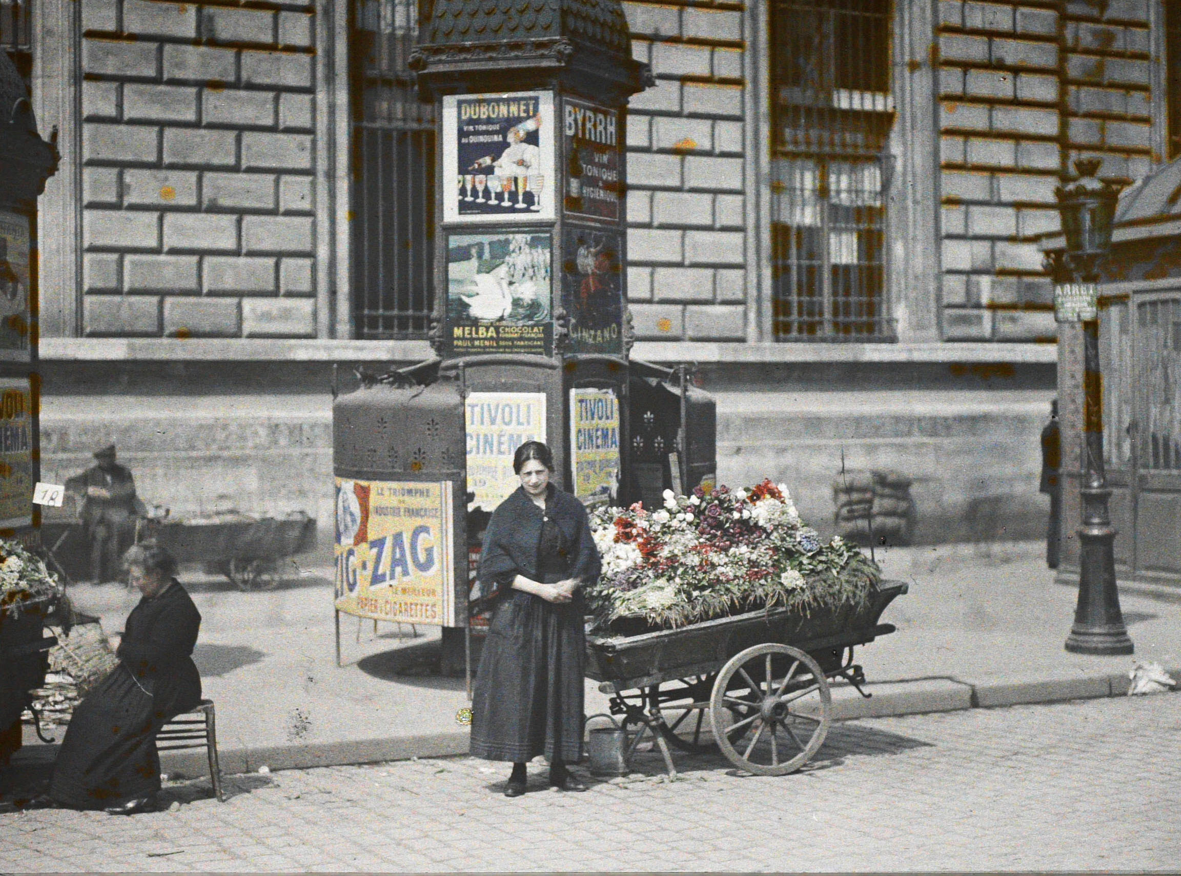 Париж, Франция. Продавцы цветов перед казармами, 1918 год, автор Огюст Леон (автохром)