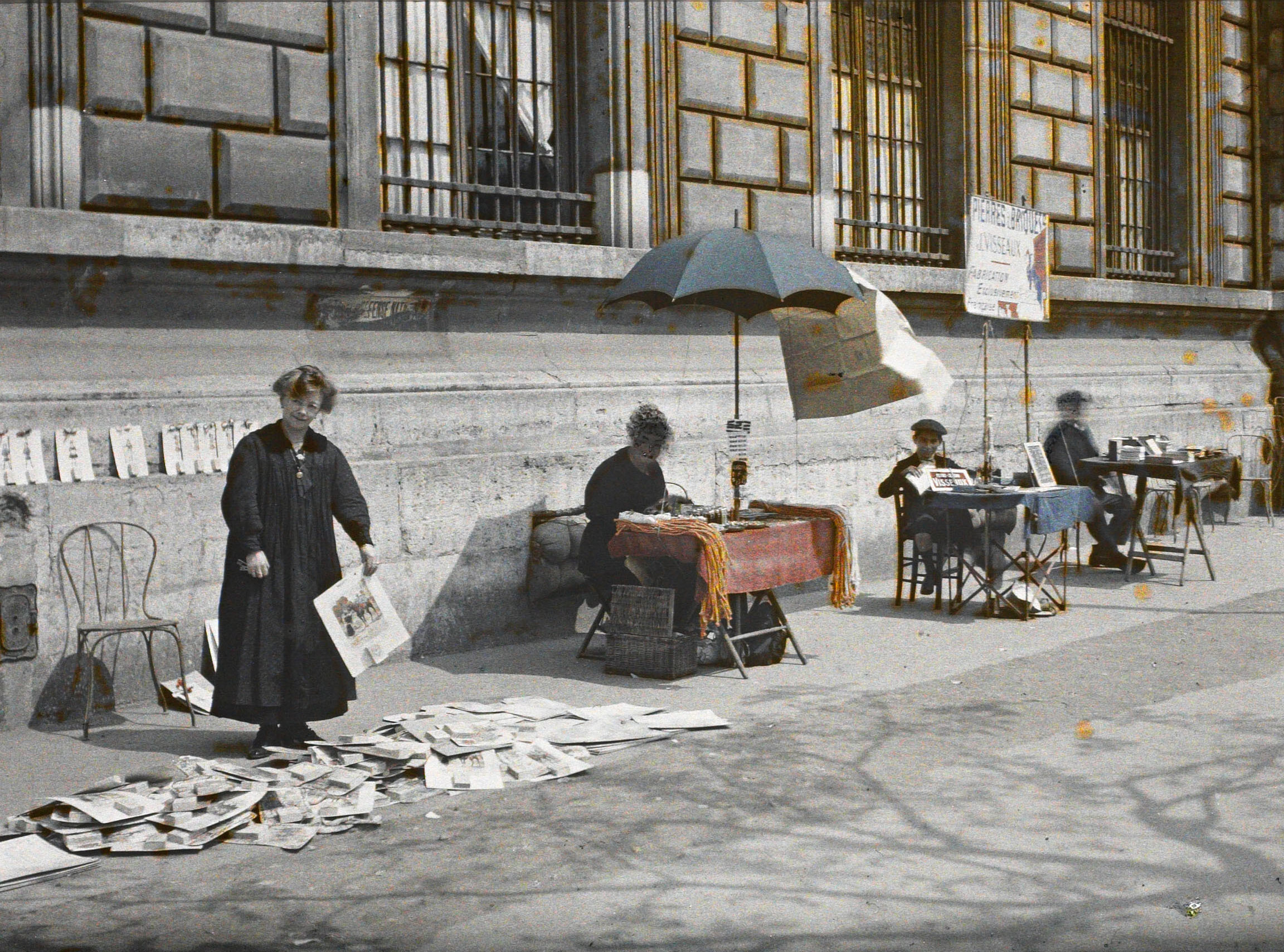 Париж, Франция. Уличные торговцы, площадь Республики, 1918 год, автор Огюст Леон (автохром)