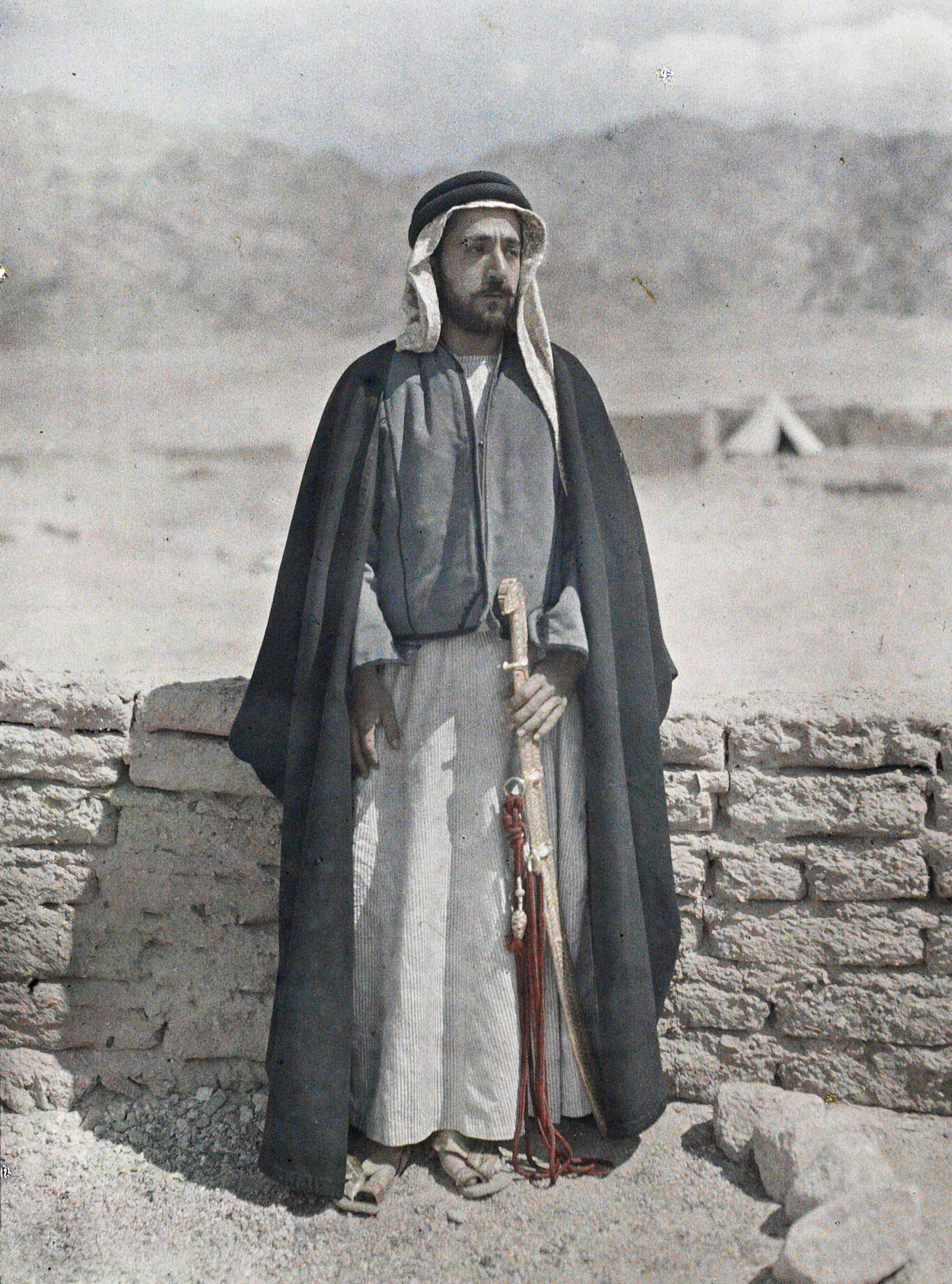 Акаба, Аравия (Иордания). Шейх Заал, племянник Ауды ибн Харба Абу Тайиха, 1918 год, автор Пол Кастельно (автохром)