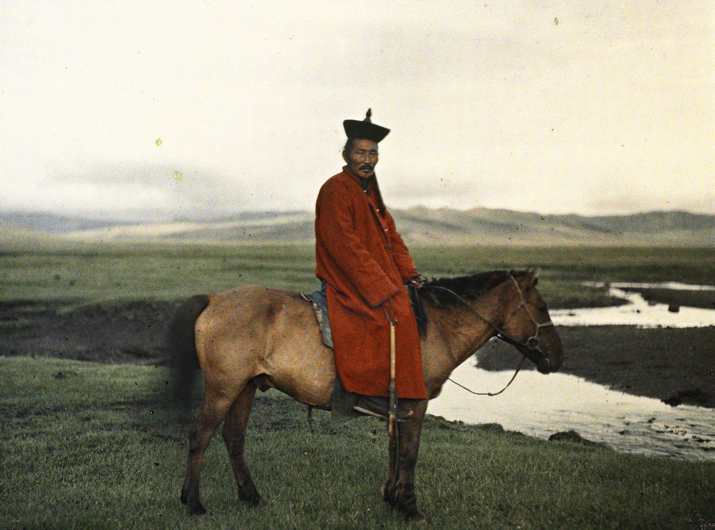 Урги, Монголия. Всадник у ручья, Джалханз Кутхугту Дамдинбазар, 1913 год, автор Стефан Пассе (автохром)