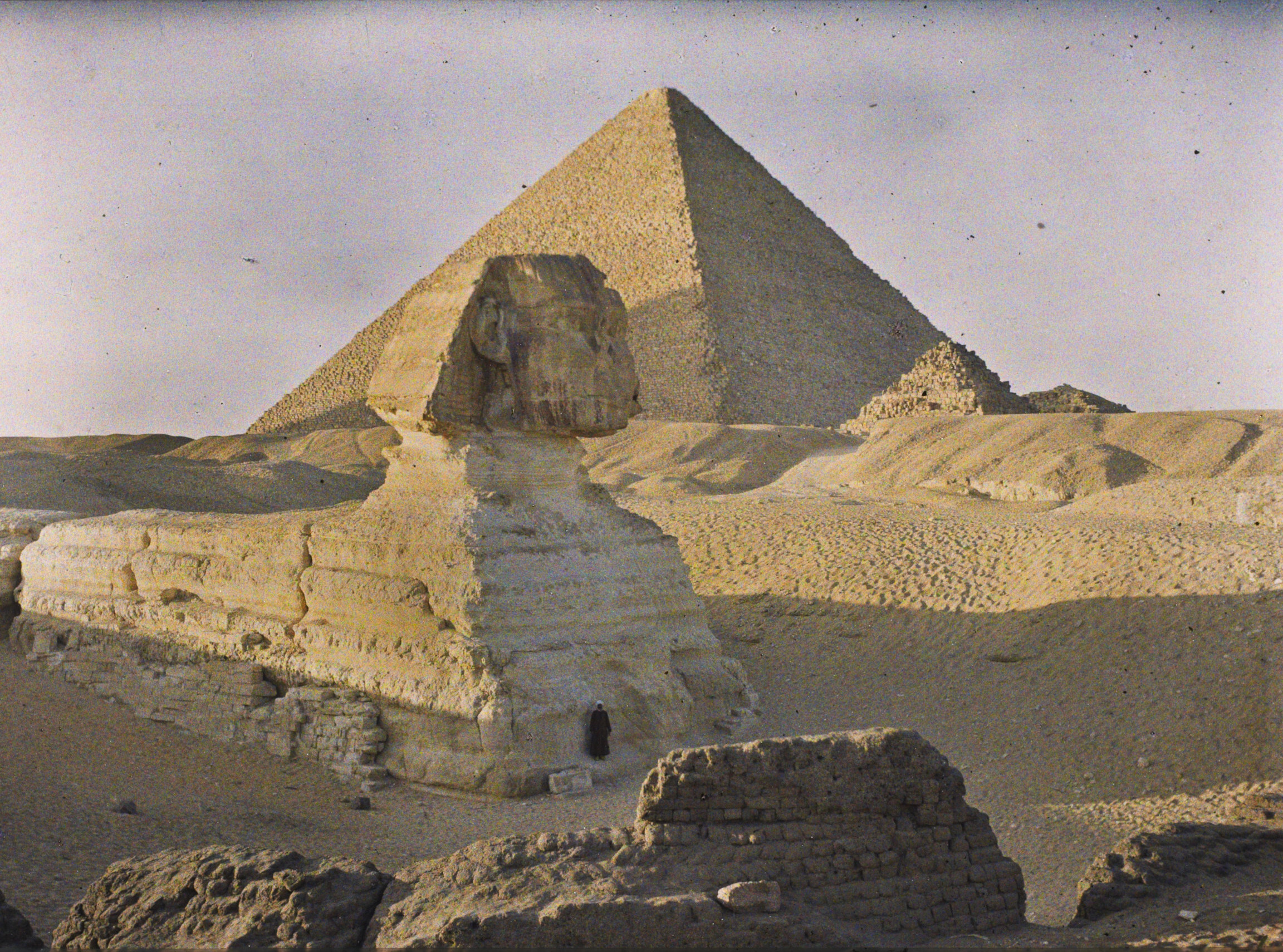 Гиза, Египет. Сфинкс и пирамида Хеопса, 1914 год, автор Огюст Леон (автохром)