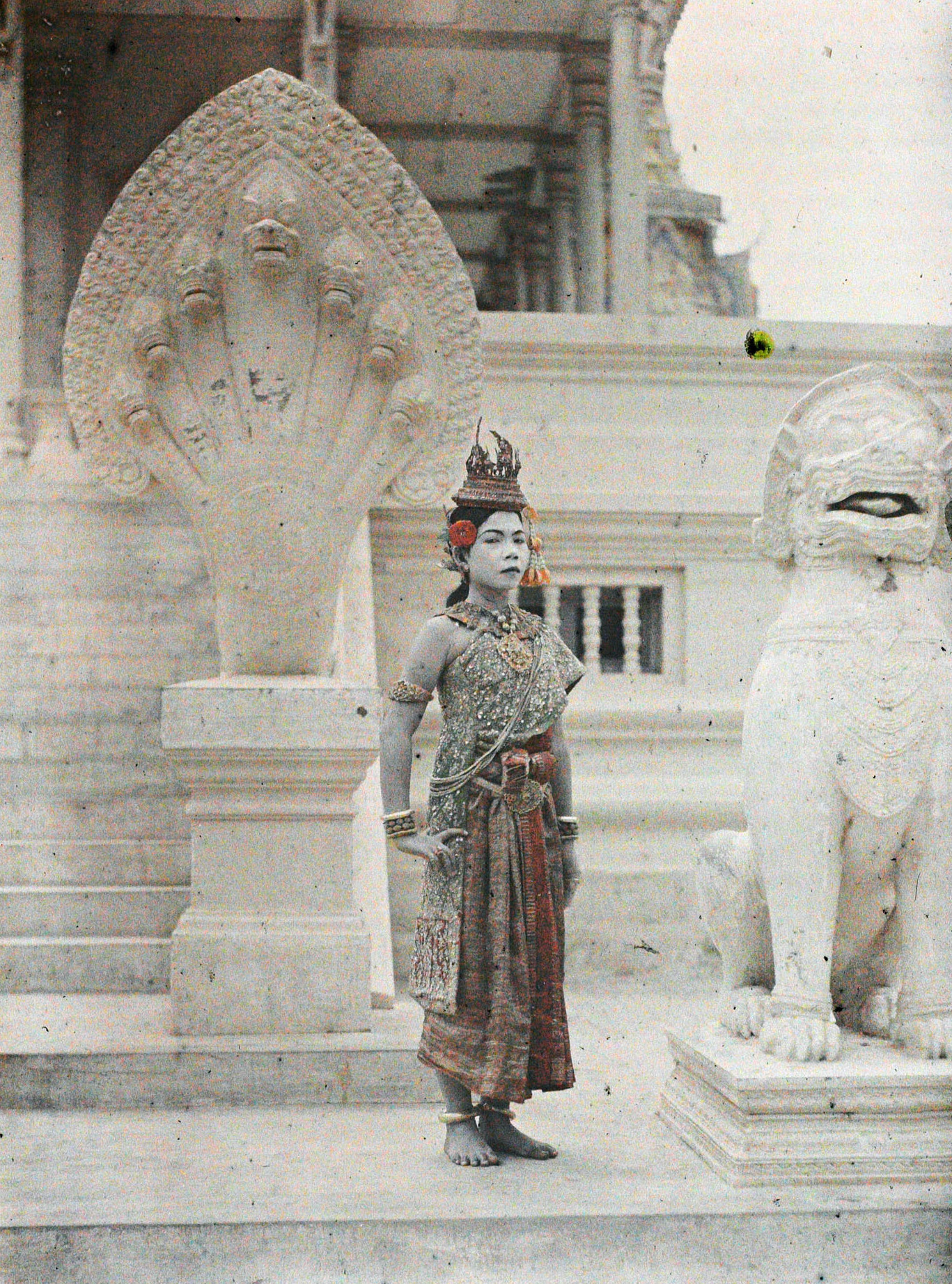 Королевский дворец, Пномпень, Камбоджа, Индокитай. Танцовщица, 1921 год, автор Леон Бизи (автохром)
