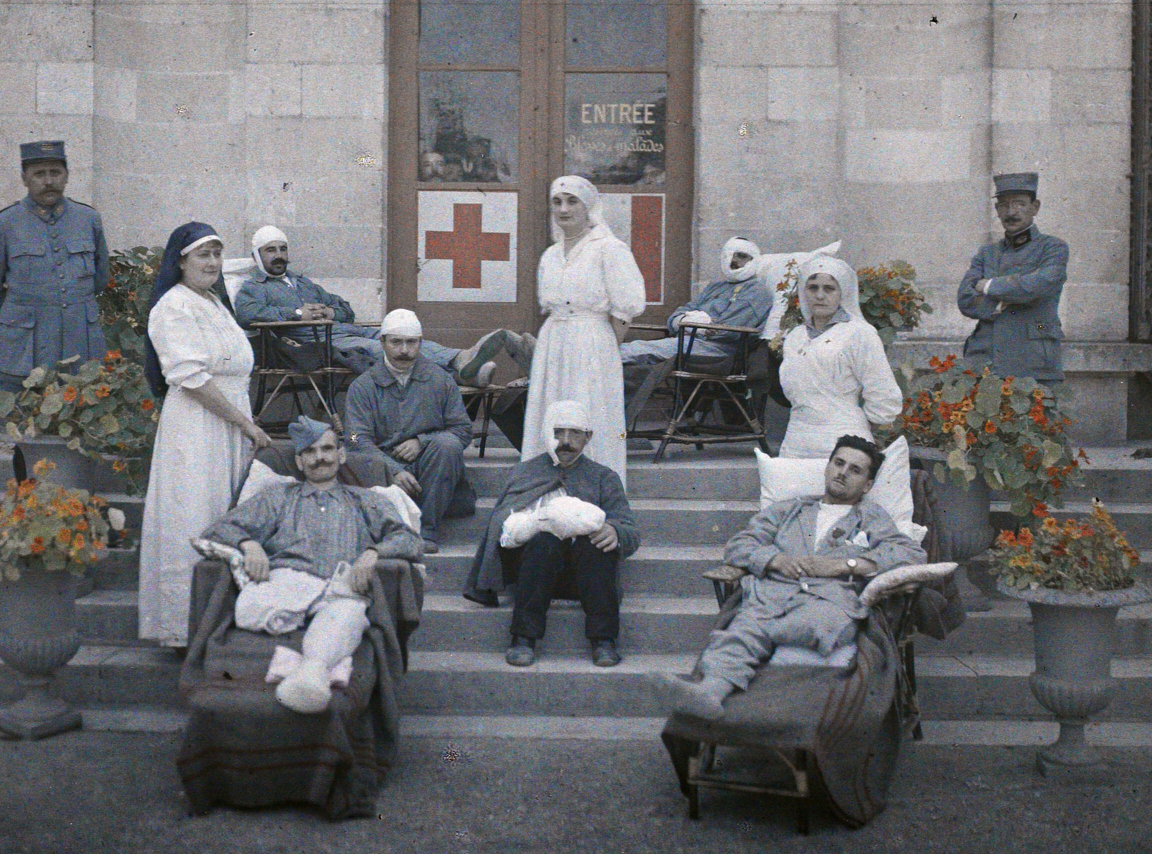 Пикардия, Франция. Больница Морей, раненые солдаты, врач и медсестры, 1916 год, автор Стефан Пассе (автохром)