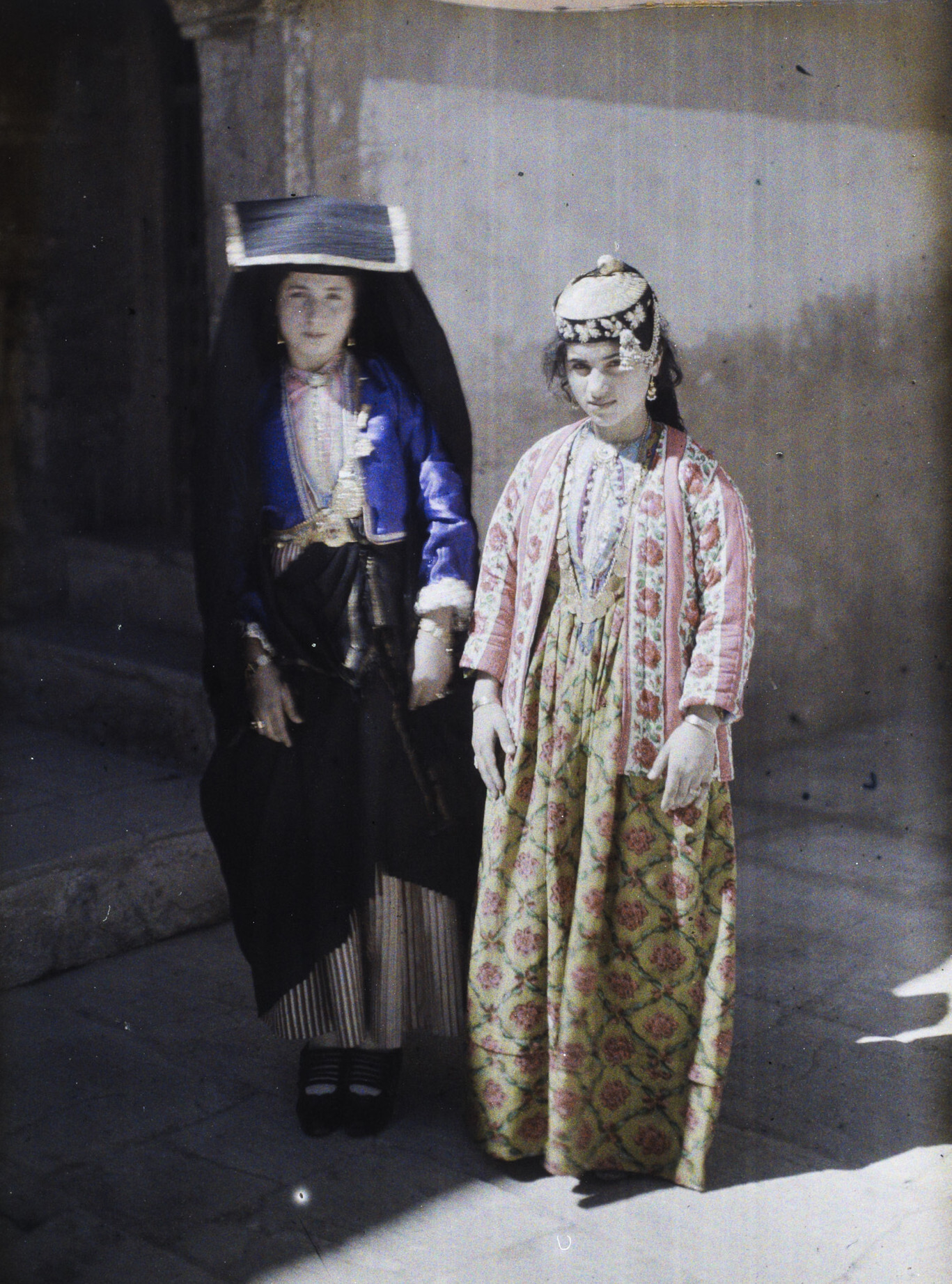 Мосул, Ирак. Молодые христианки в костюмах, 1927 год, автор Фредерик Гадмер (автохром)
