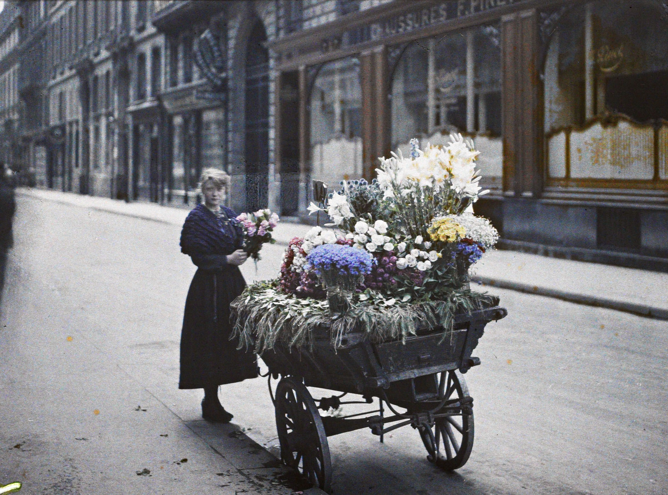 Париж, Франция. Продавщица цветов, 1918 год, автор Огюст Леон (автохром)