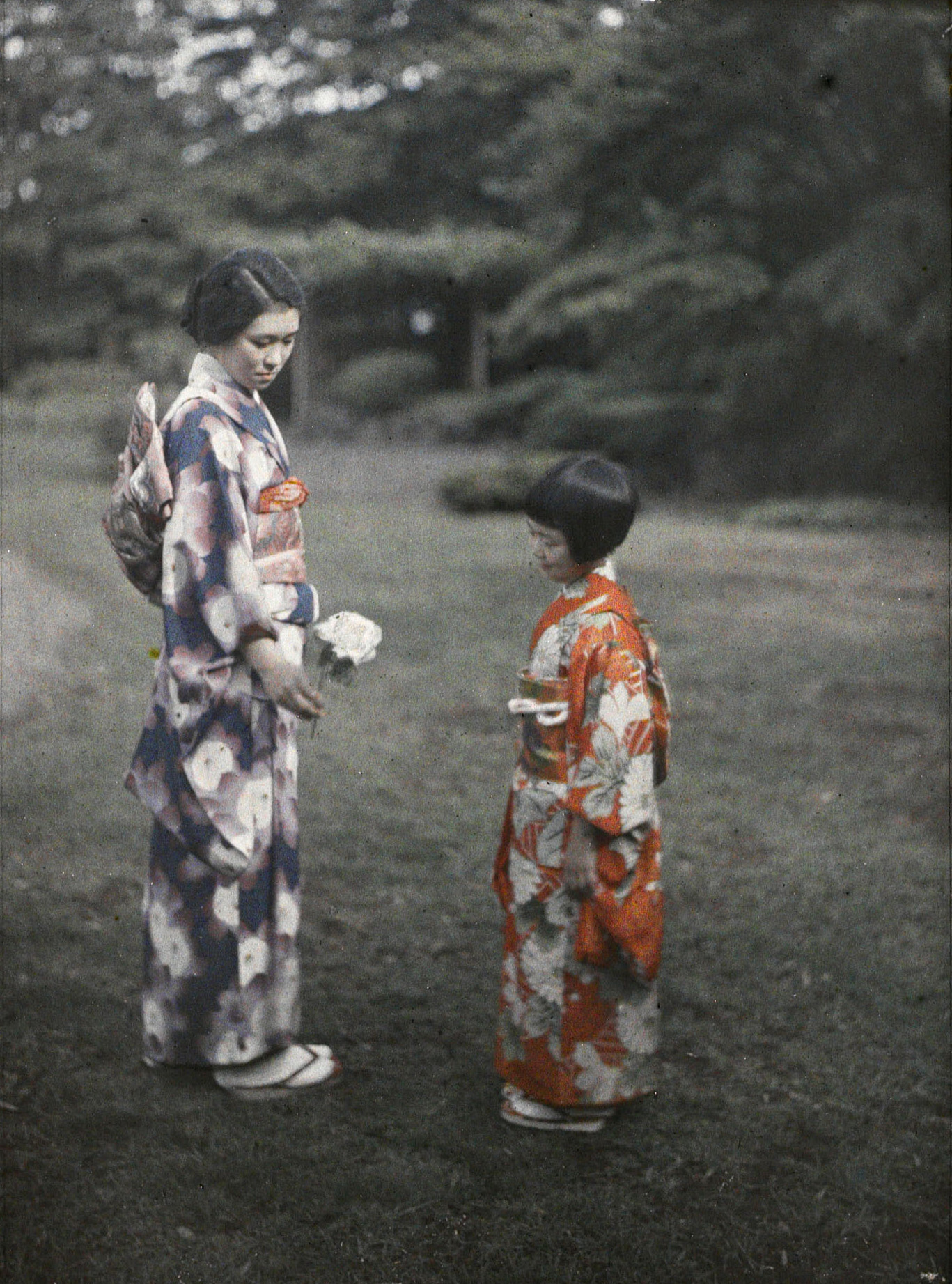 Токио, Япония. Резиденция семьи Китасиракава, юная принцесса Кикуко, 1926 год, автор Роджер Дюма (автохром)