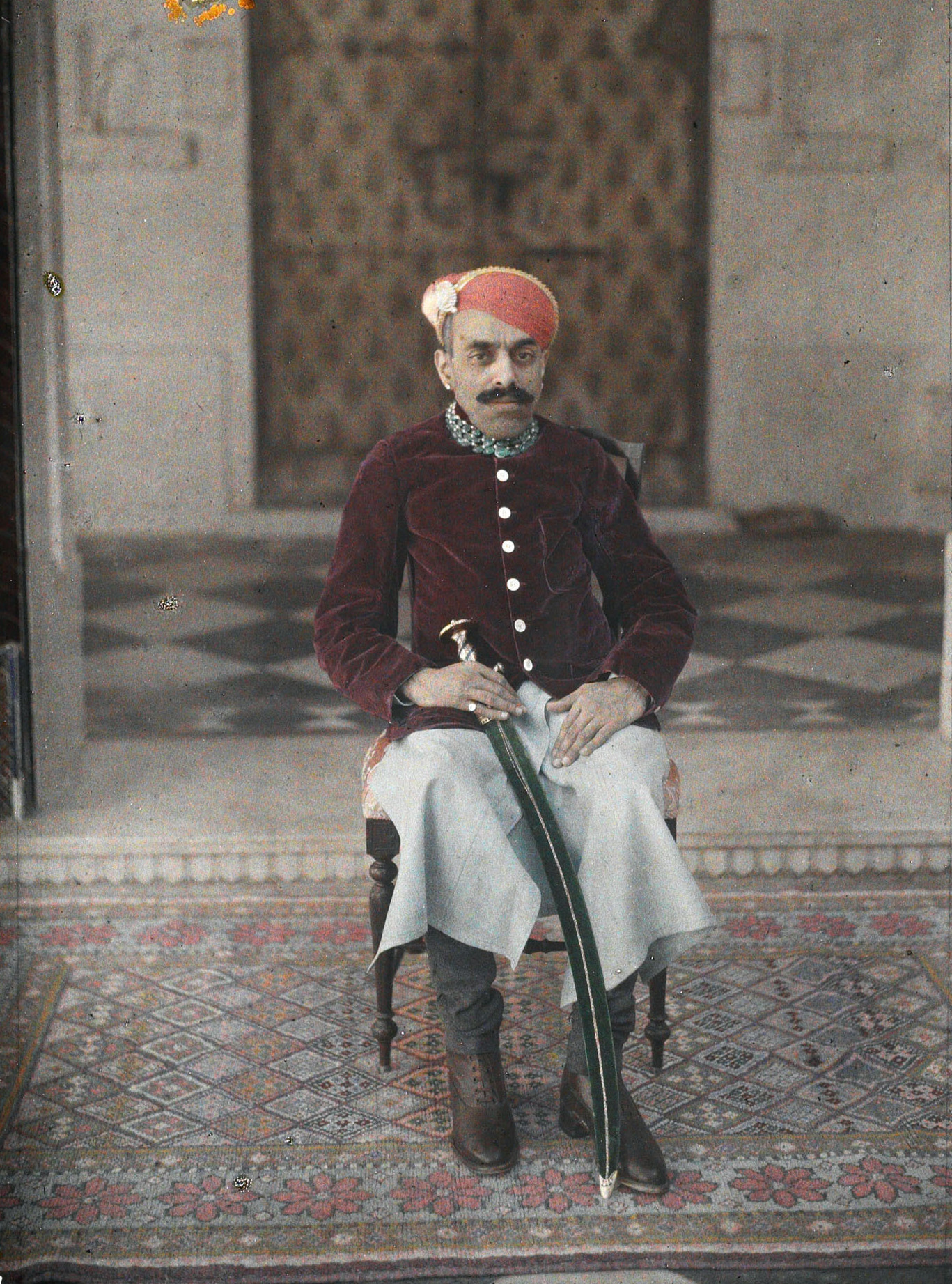 Удайпур, Индия. Раджпутский наследный принц Мевара Махарана Бхупал Сингх, 1927 год, автор Роджер Дюма (автохром)