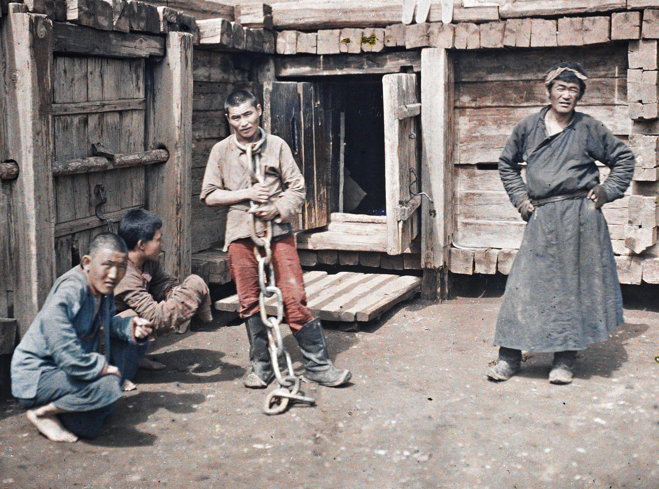 Урга, Монголия. Охранник и заключенные в тюрьме, 1913 год, автор Стефан Пассе (автохром)
