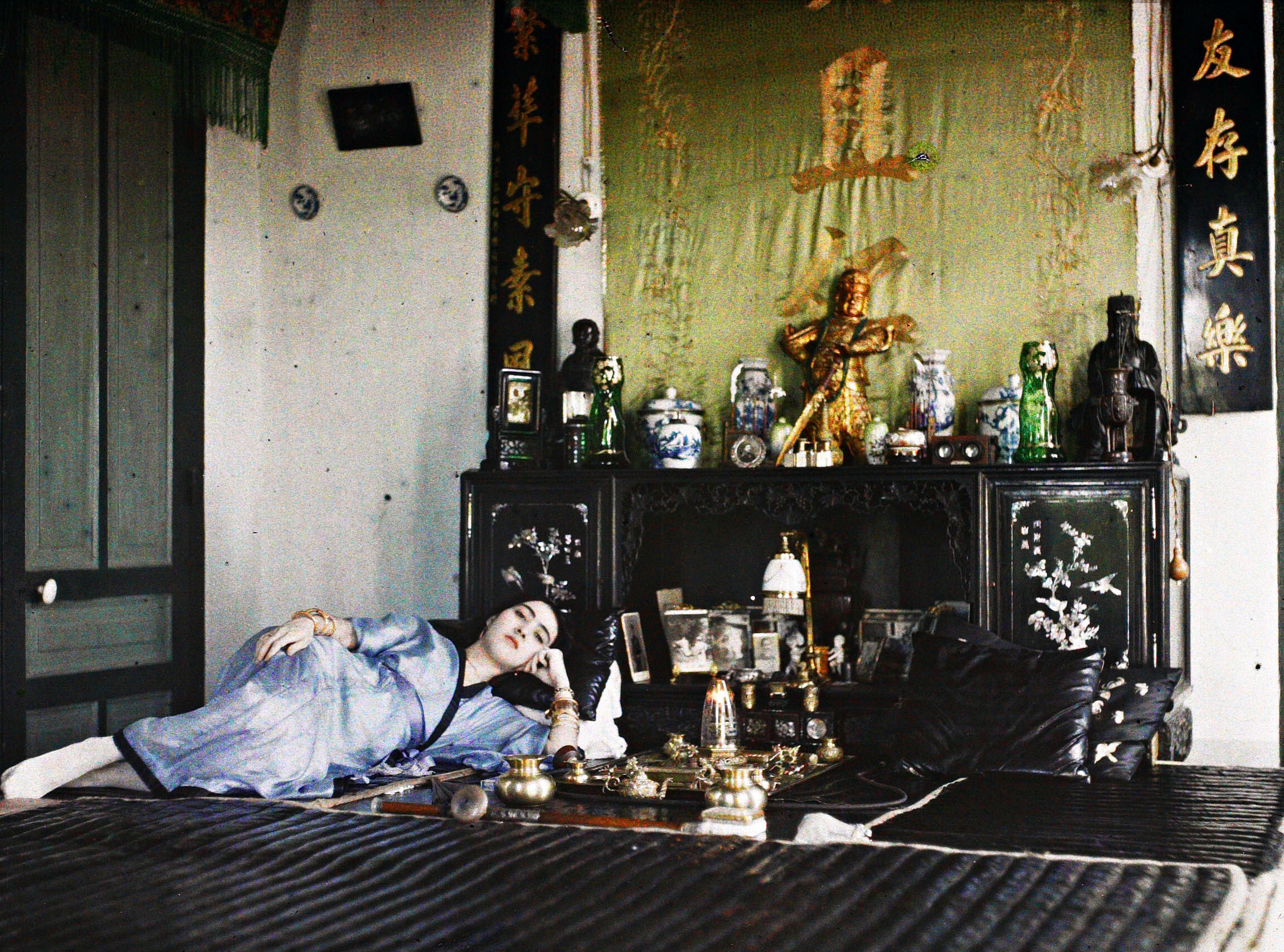 Ханой, Тонкин, Индокитай. Курильщица опиума из богатого класса, 1915 год, автор Леон Бизи (автохром)