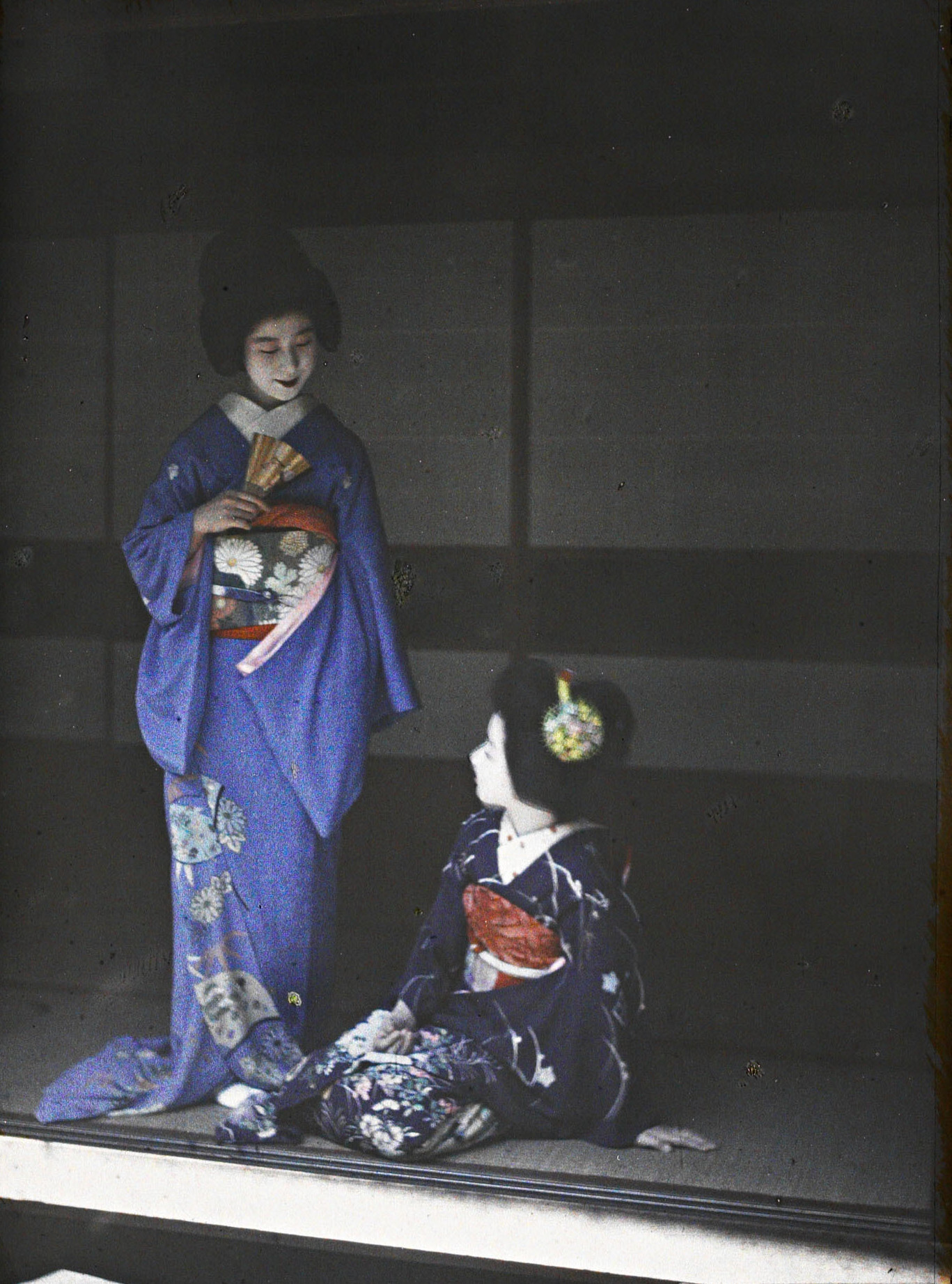 Японская гейша и майко (ученица гейши), 1926 год, автор Роджер Дюма (автохром)