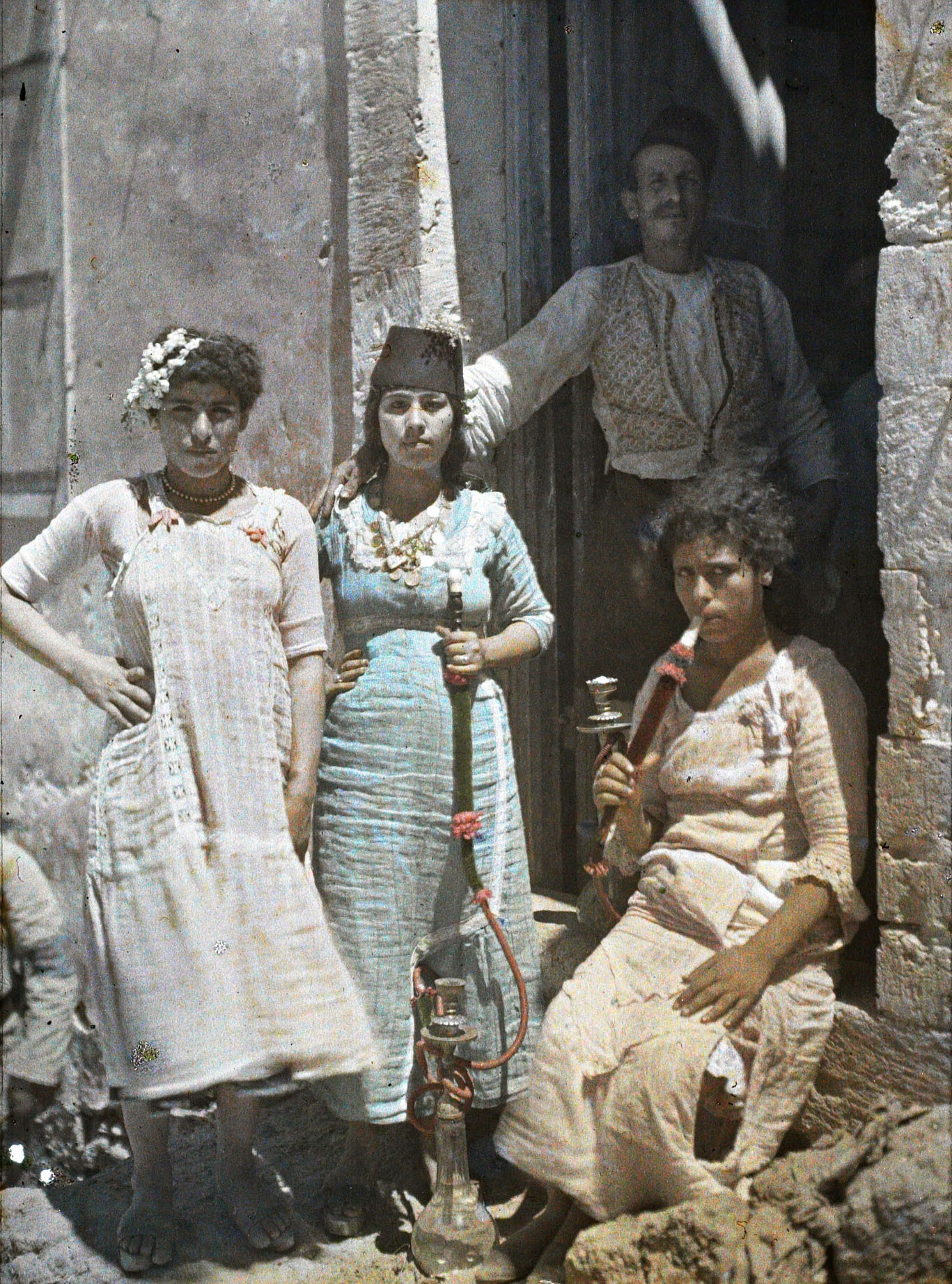 Яффо, Палестина. «Арабские общественные женщины» курят кальян, 1918 год, автор Пол Кастельно (автохром)