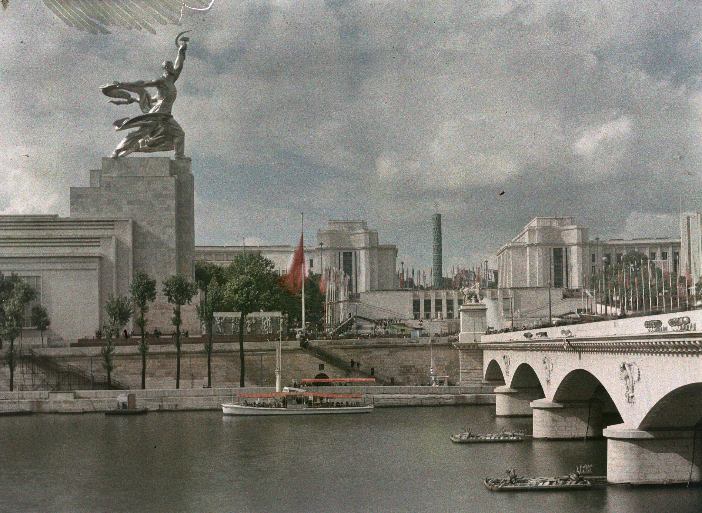 Статуя «Рабочий и колхозница» из нержавеющей стали возвышается над Сеной в Париже, Международная выставка, павильон СССР, 1937 год, автор Джордж Шевалье