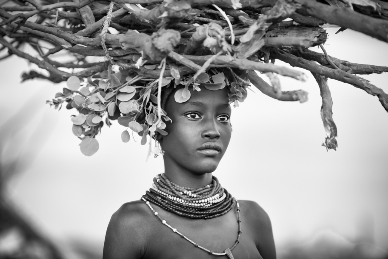 . «Девушка несёт дрова». Долина Омо, Эфиопия. Автор Карин Де Винтер