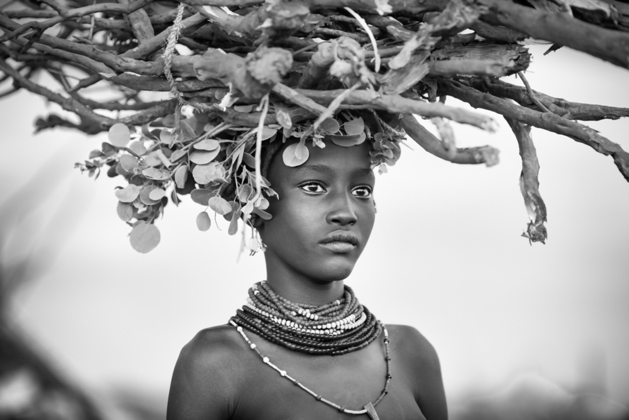 1 место в категории Люди среди любителей, 2020. Девушка несёт дрова. Долина Омо, Эфиопия. Автор Карин Де Винтер