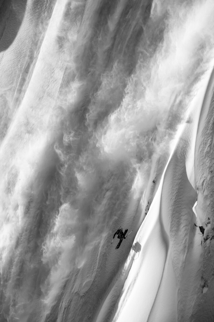 1 место в категории Спорт среди профессионалов, 2021. Рыхлый снег сыплется с горы, когда лыжник Том Лейтнер катается на Аляске. Автор Палли Лирмонд