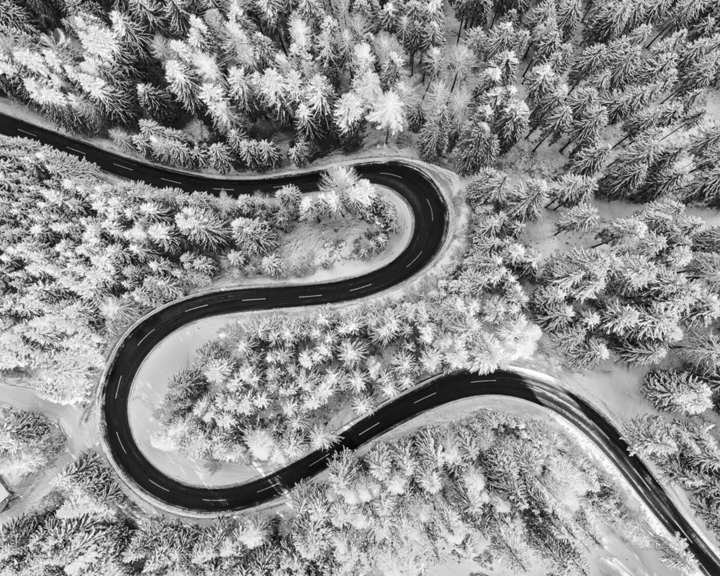 Финалист в категории Аэрофотография среди любителей, 2021. Извилистая горная дорога в зимней Австрии. Автор Гюнтер Райсснер
