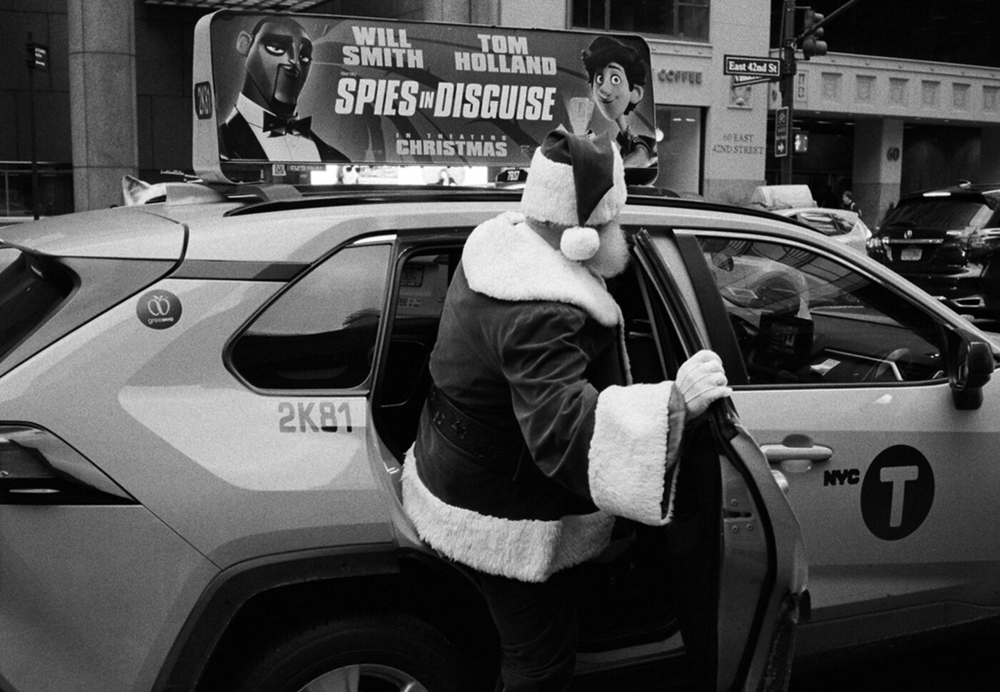 Финалист в категории «Люди» среди любителей, 2021. «Есть олень?» Нью-йоркский Санта-Клаус ловит такси возле Центрального вокзала, 2019. Автор Джим Люстенэдер