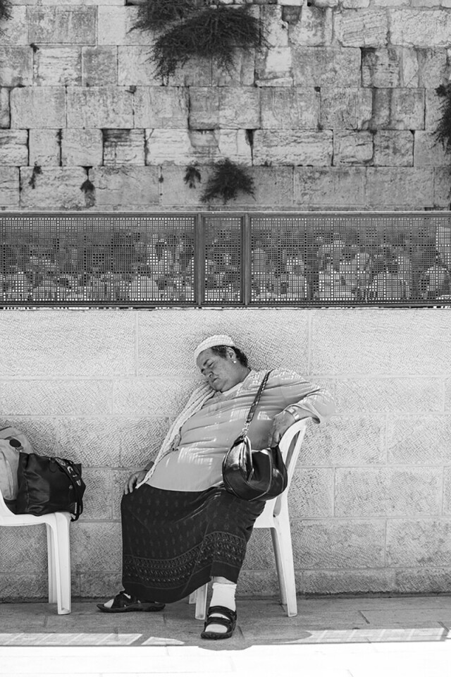 Финалист в категории Люди среди любителей, 2021. Сон у Стены Плача, Иерусалим. Автор Кэрол Зульман