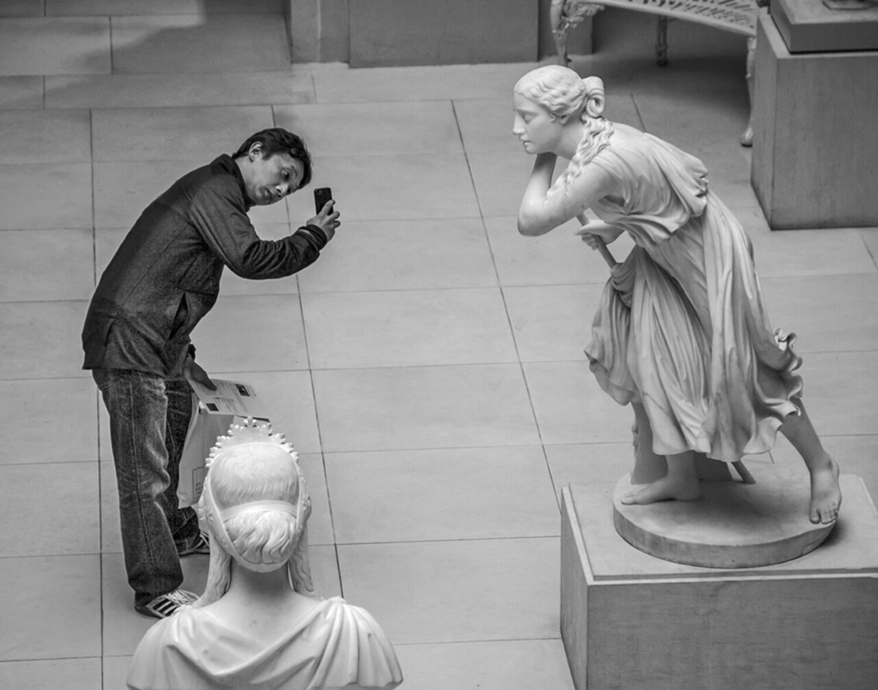 Статуя в Чикагском институте искусств, кажется, позирует туристу. Автор Энтони Якуцци