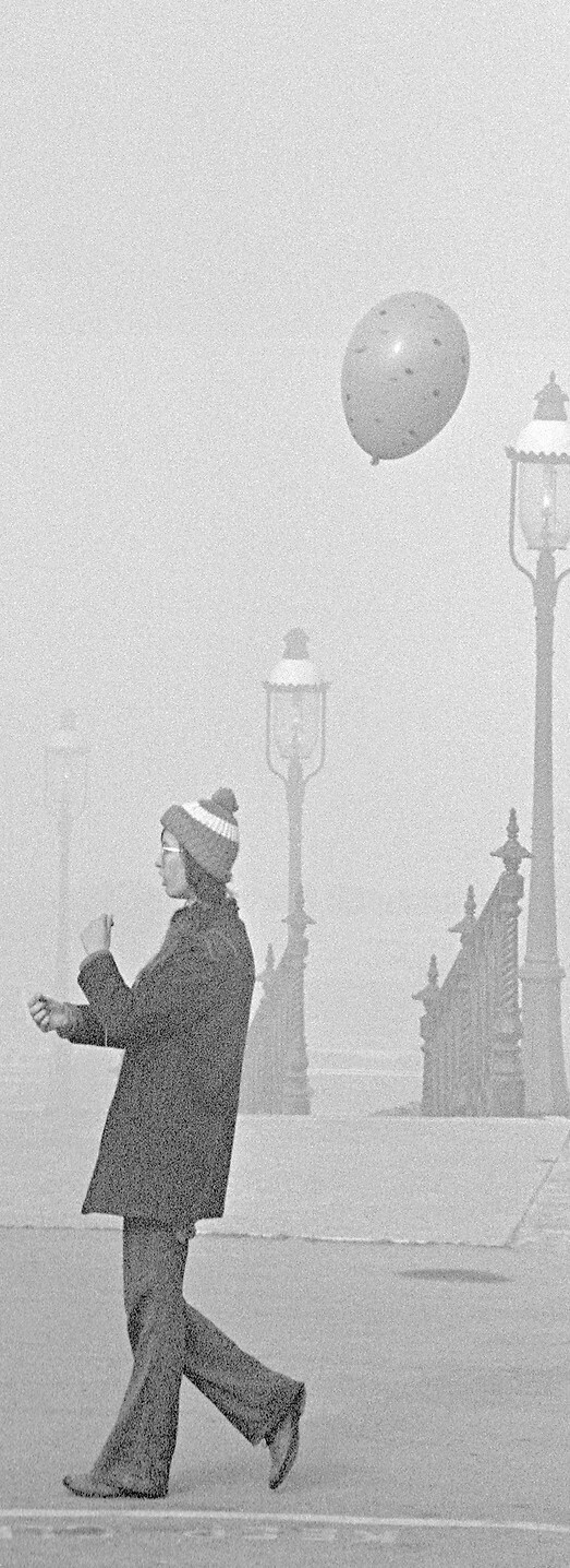 Девушка с воздушным шаром в тумане, Сан-Франциско, 1940–1950-е годы, фотограф Фред Лайон