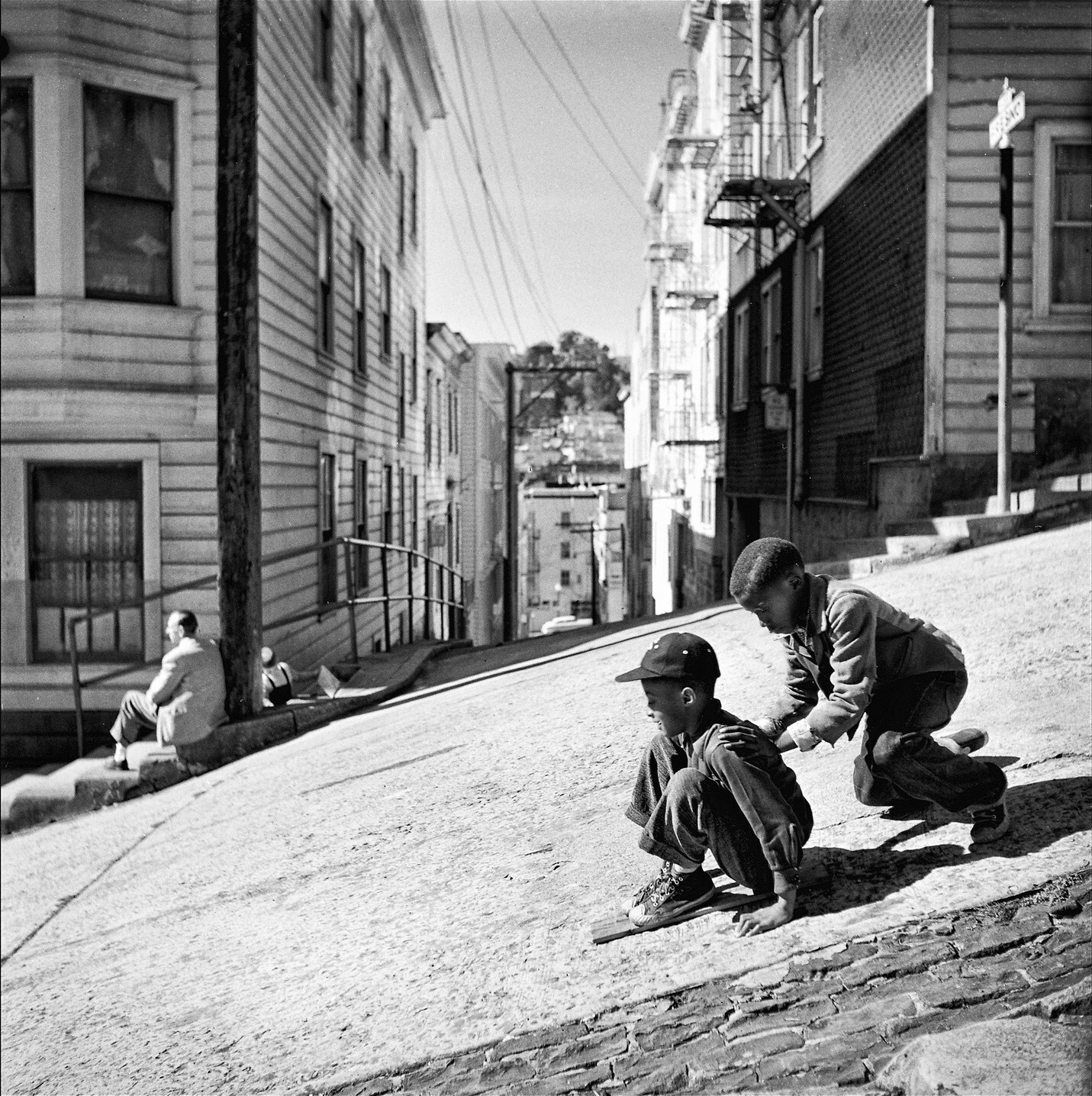 Дети катаются по крутому склону, Норт-Бич, Сан-Франциско, 1952 год, фотограф Фред Лайон