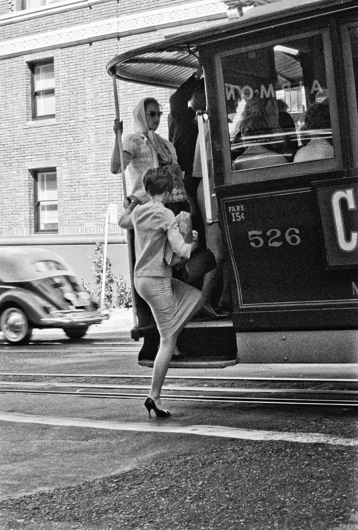 Женщина садится в трамвай, Сан-Франциско, 1965 год, фотограф Фред Лайон