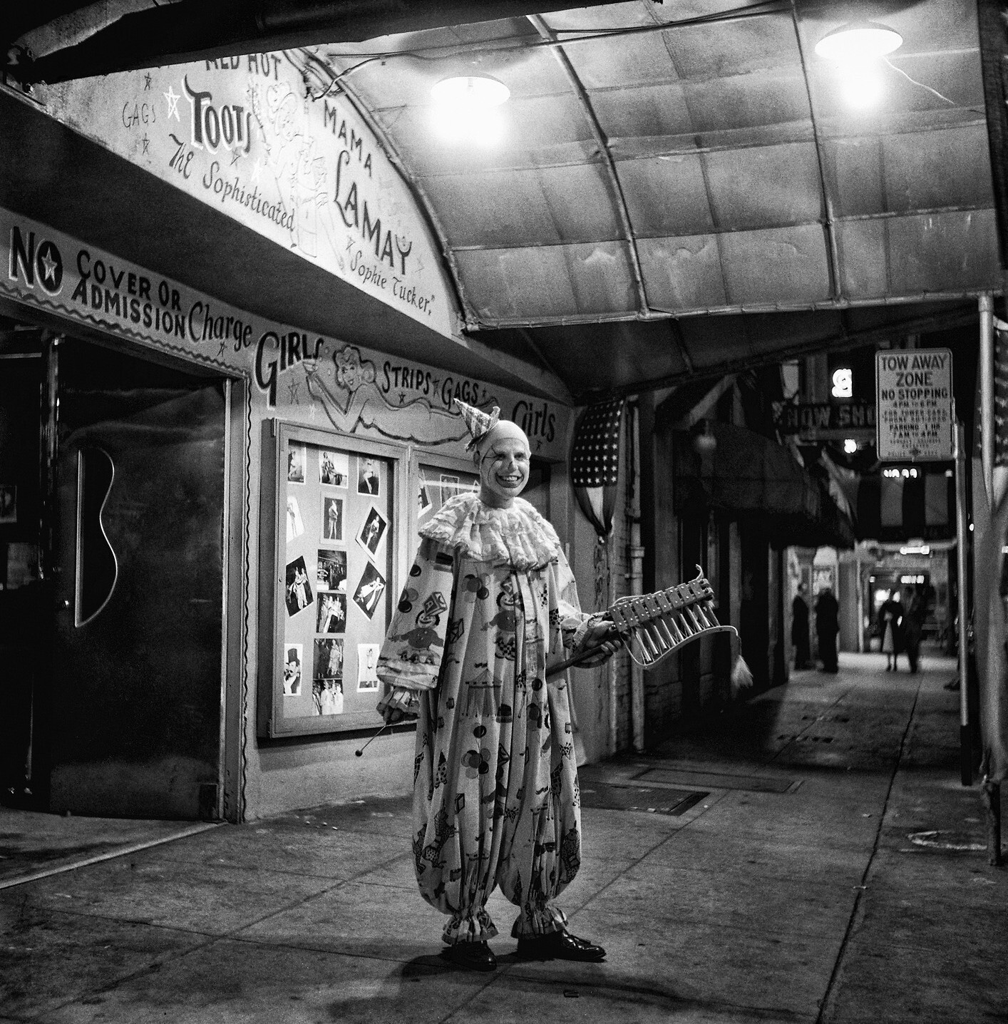 Клоун возле стриптиз-клуба Barbary Coast в Сан-Франциско, 1940–1950-е годы, фотограф Фред Лайон