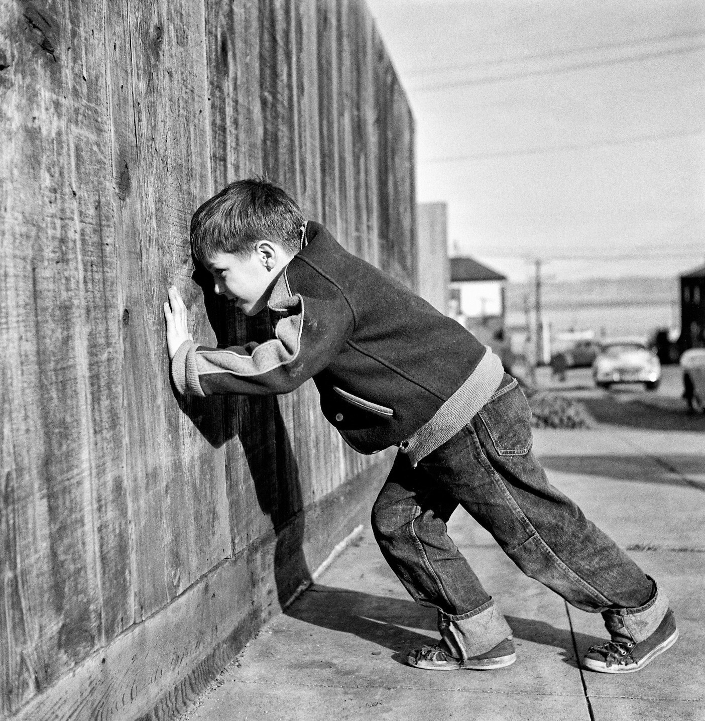 Мальчик смотрит в глазок, Сан-Франциско, 1940–1950-е годы, фотограф Фред Лайон
