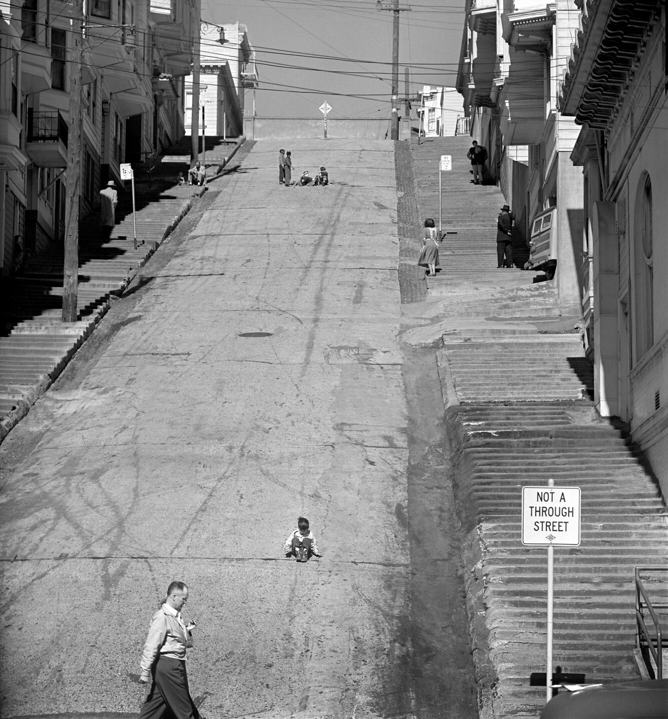 Мальчики катаются на крутой холмистой улице Сан-Франциско, 1952 год, фотограф Фред Лайон