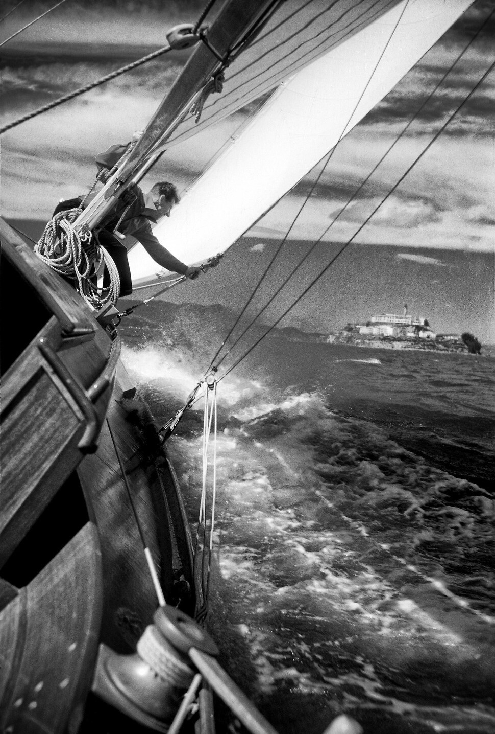 Моряк на паруснике в заливе, Сан-Франциско, 1940–1950-е годы, фотограф Фред Лайон