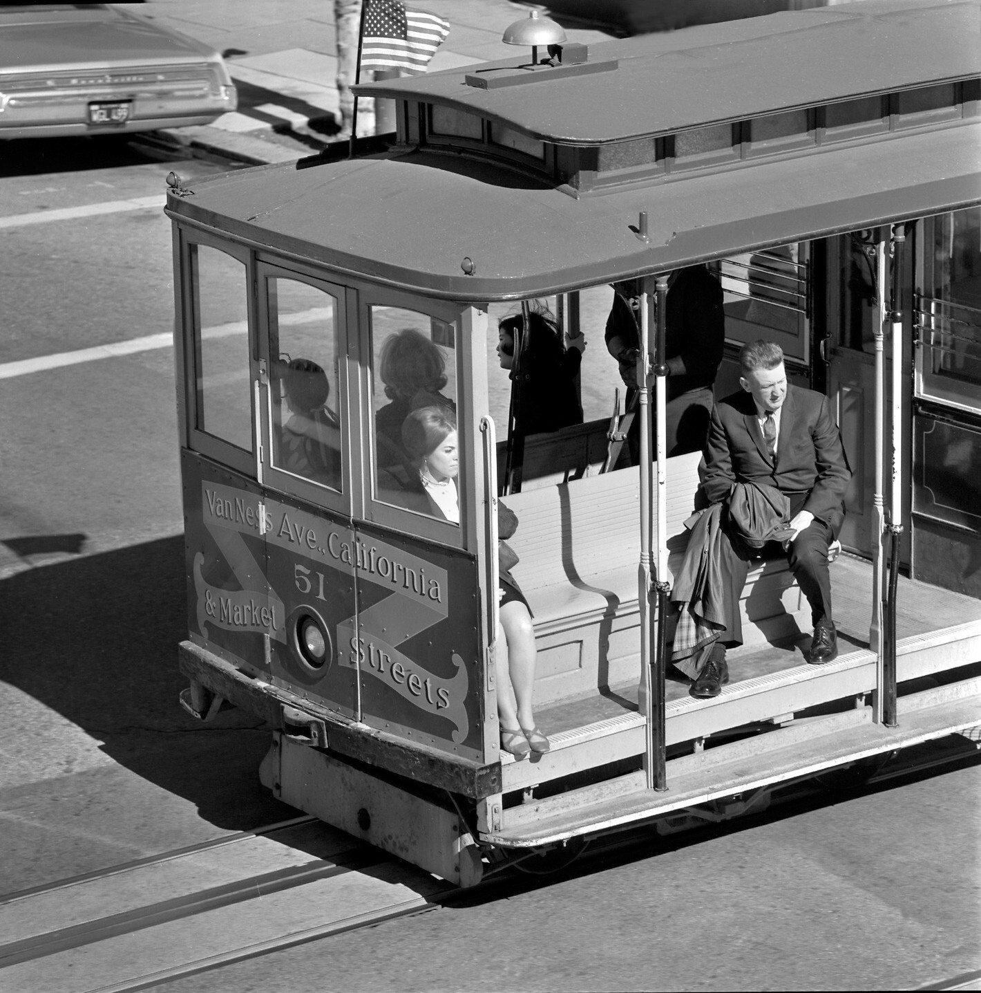 Пассажиры канатного трамвая, Сан-Франциско, 1940–1950-е годы, фотограф Фред Лайон