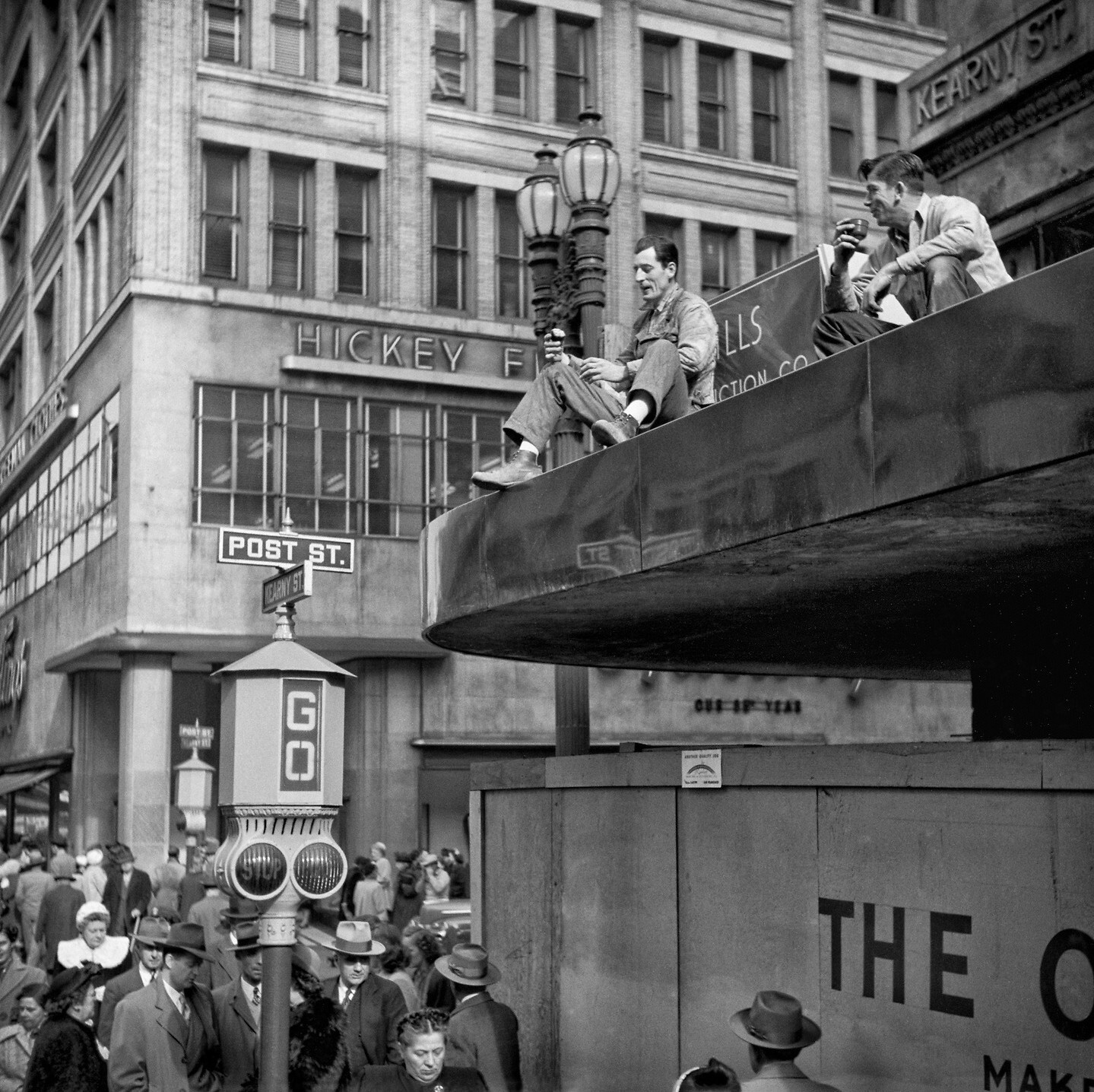 Рабочие обедают на улице, Сан-Франциско, 1940–1950-е годы, фотограф Фред Лайон