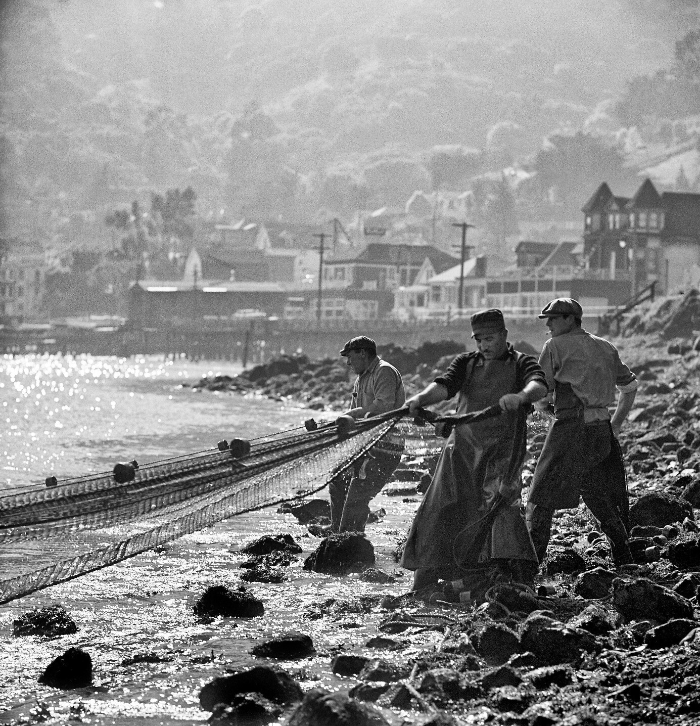Рыбаки вытаскивают сети, набережная Саусалито, 1940–1950-е годы, фотограф Фред Лайон