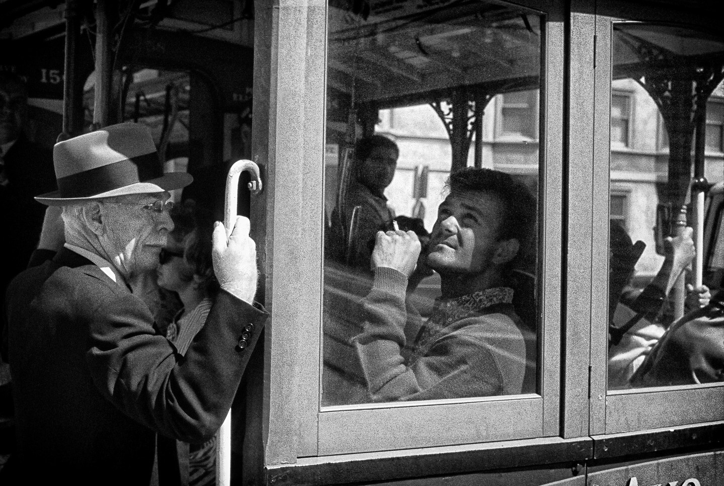 Пассажиры канатного трамвая, Сан-Франциско, 1940–1950-е годы, фотограф Фред Лайон (5)