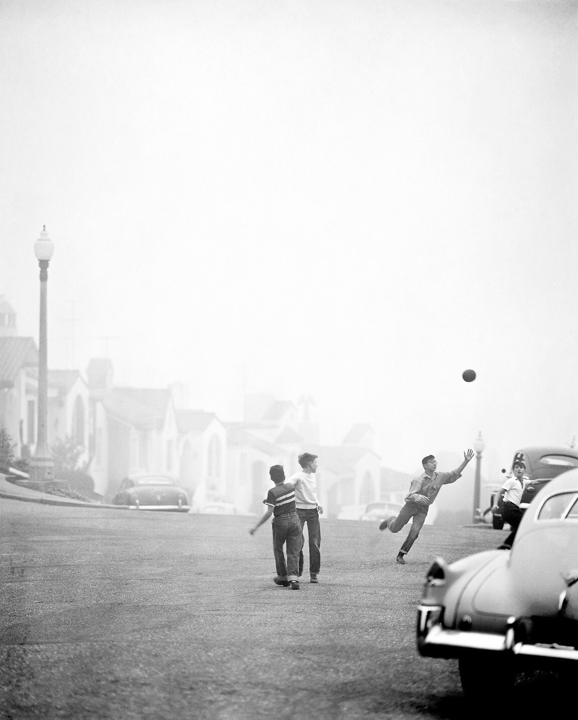 Дети играют на улице, Сан-Франциско, 1940–1950-е годы, фотограф Фред Лайон (8)