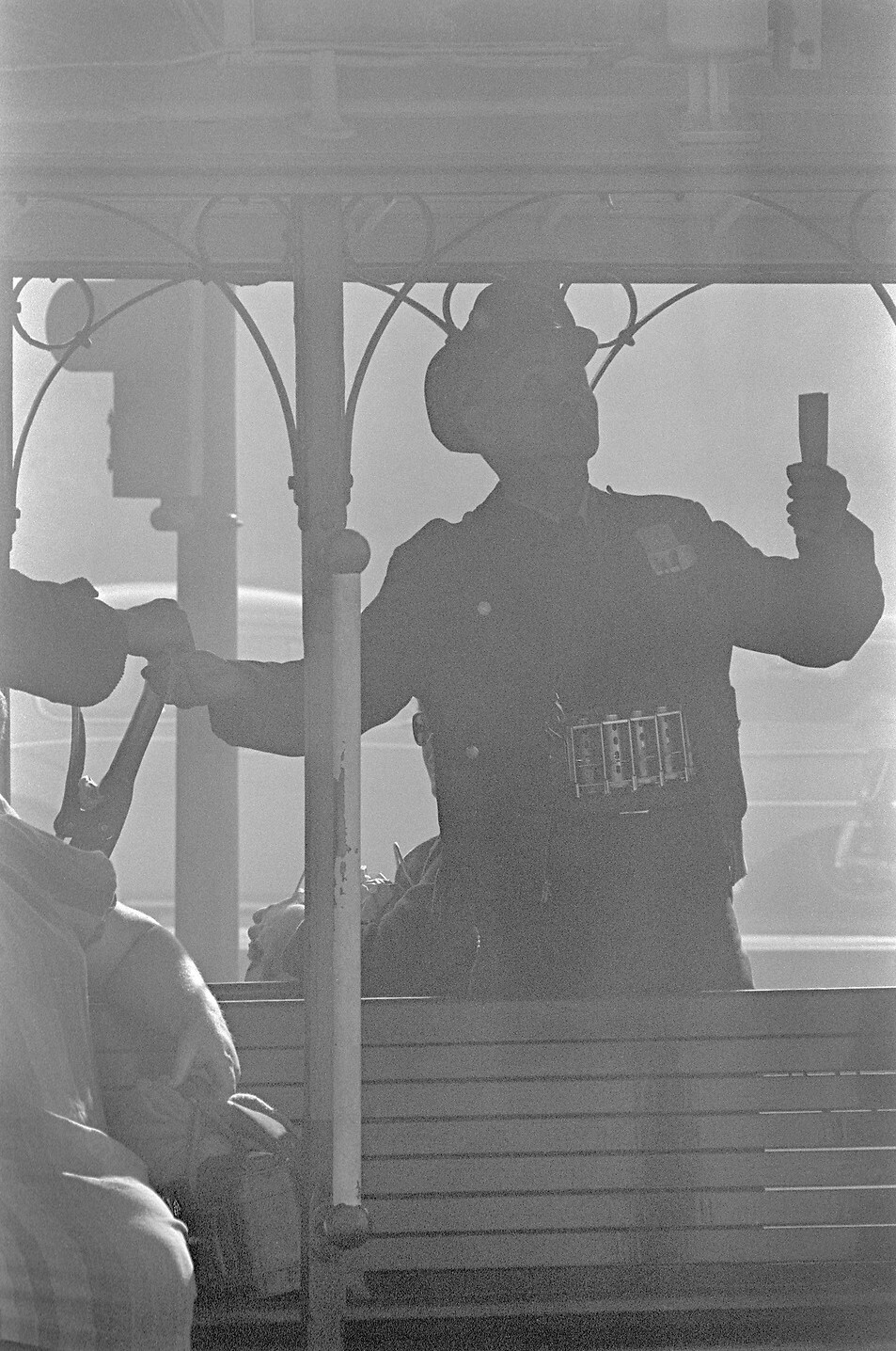 Сан-Франциско, проводник канатного трамвая в тумане, 1940–1950-е годы, фотограф Фред Лайон