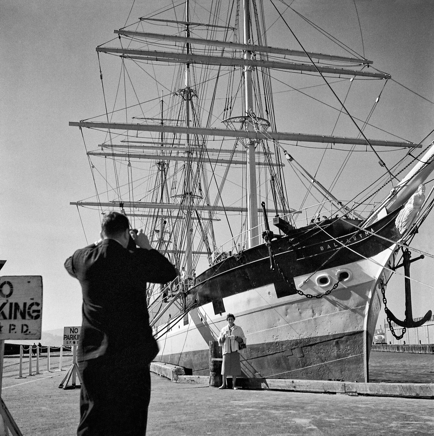 Туристы в Балклуте, Эмбаркадеро, Сан-Франциско, 1940–1950-е годы, фотограф Фред Лайон