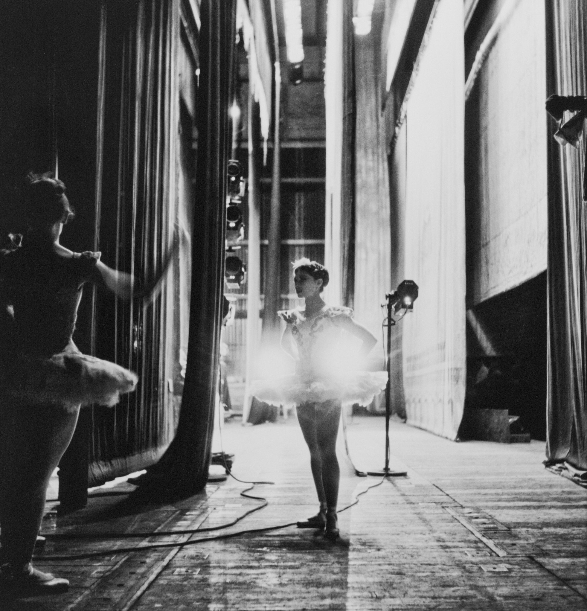 Балерина за кулисами (балет Сан-Франциско), 1950-е, фотограф Фред Лайон