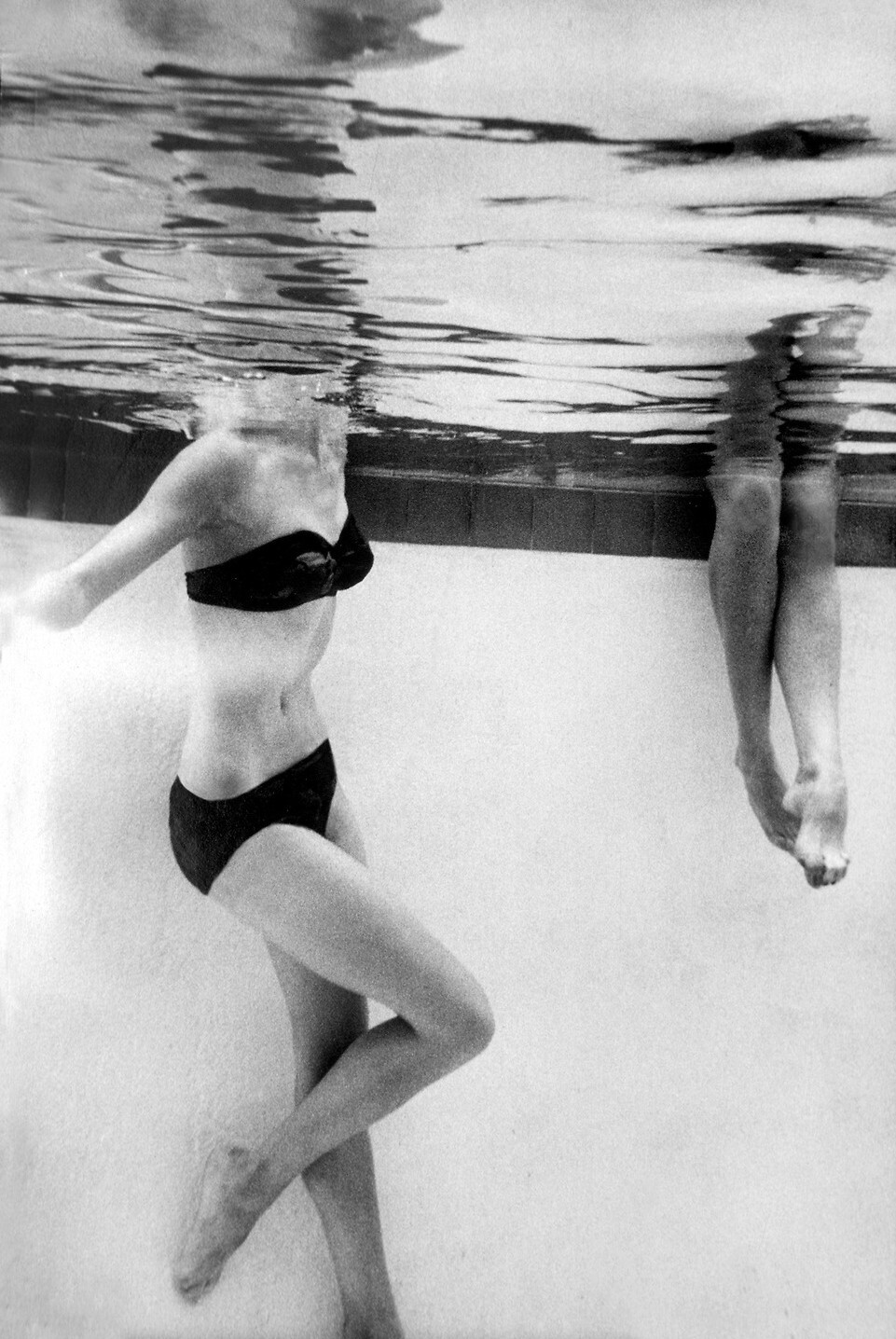 Под водой в бассейне, Сан-Франциско, 1940–1950-е годы, фотограф Фред Лайон