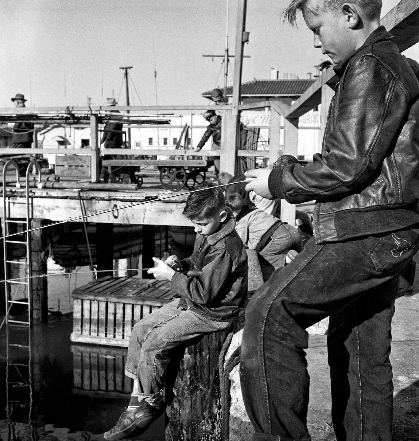 Юные рыбаки на пристани, Сан-Франциско, 1940–1950-е годы, фотограф Фред Лайон